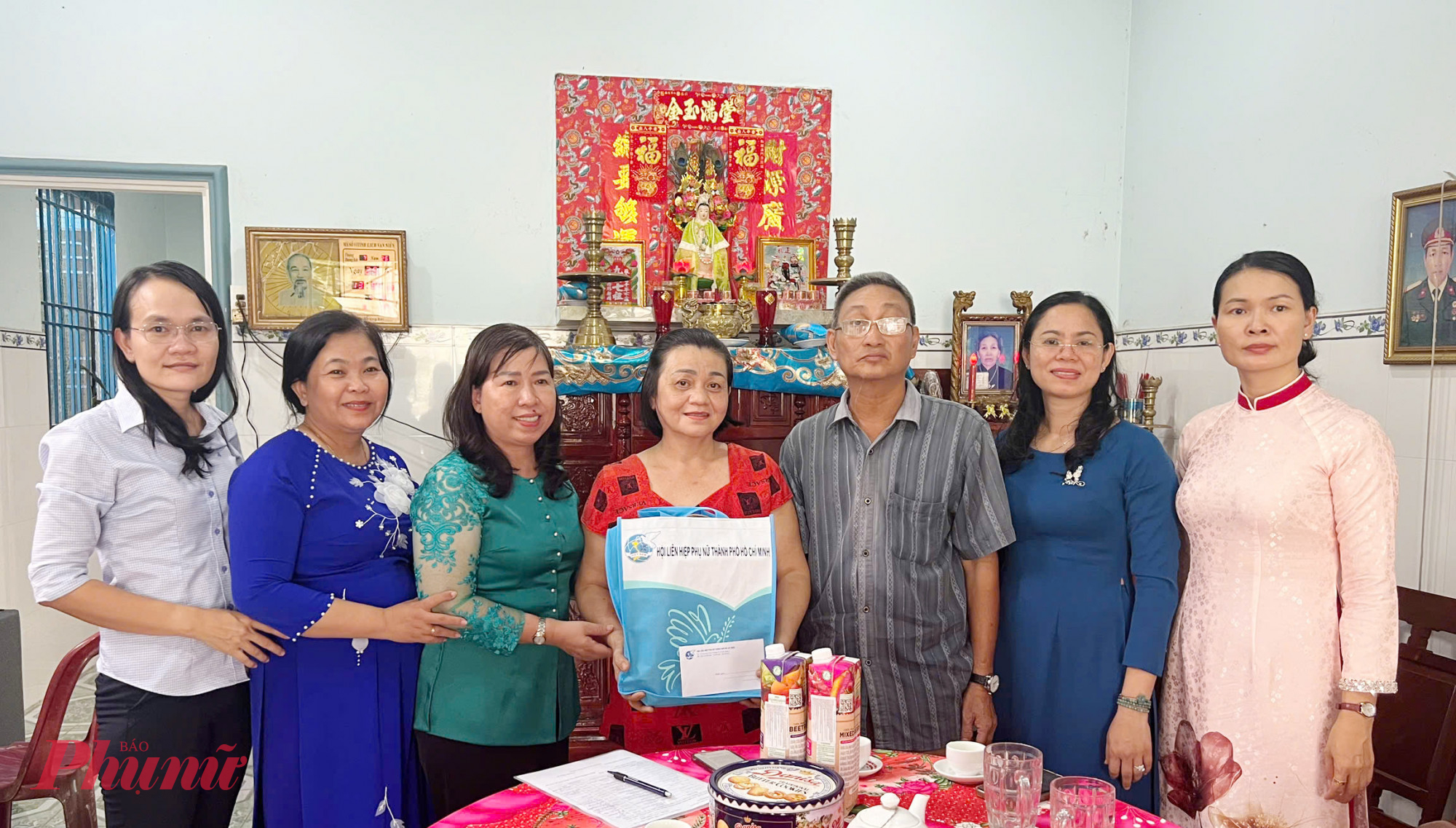 Phó Chủ tịch Hội LHPN TPHCM Võ Thị Bạch Yến và các thành viên trong đoàn cán bộ Hội LHPN các cấp đến thăm các gia đình thương binh, đặc biệt gửi lời thăm hỏi, tri ân đến các dì, chị là vợ thương binh 