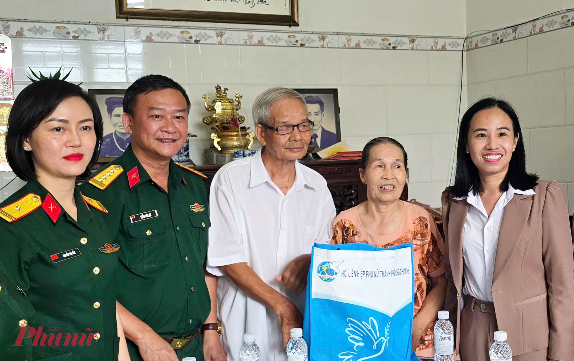 Bà Võ Ngọc Thanh Trúc - Ủy viên Ban Thường vụ Thành ủy, Phó chủ tịch Ủy ban MTTQ Việt Nam thành phố, Chủ tịch Hội LHPN TPHCM cùng Đại tá Trần Văn An - Chính trị viên Cơ quan Đại diện phía Nam - Cục hậu cần - Bộ Tổng tham mưu - Bộ Quốc phòng; Thiếu tá Nguyễn Thị Yến - Giám đốc Nhà khách, Chủ tịch Hội Phụ nữ Cơ quan đại diện phía Nam - Cục hậu cần - Bộ Tổng tham mưu - Bộ Quốc phòng - đến thăm gia đình thương binh tại xã Củ Chi