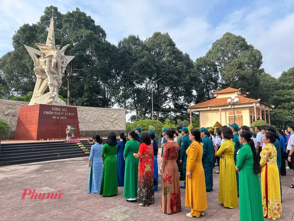 Tại xã Châu Đức, Hội LHPN xã phối hợp với Đoàn thanh niên, Hội Cựu Chiến binh xã tổ chức lễ thắp nến tri ân, nói chuyện truyền thống nhằm tưởng nhớ và tri ân các anh hùng liệt sĩ đã hy sinh vì sự nghiệp giải phóng dân tộc tại  Tượng đài Chiến thắng Tầm Bó, 