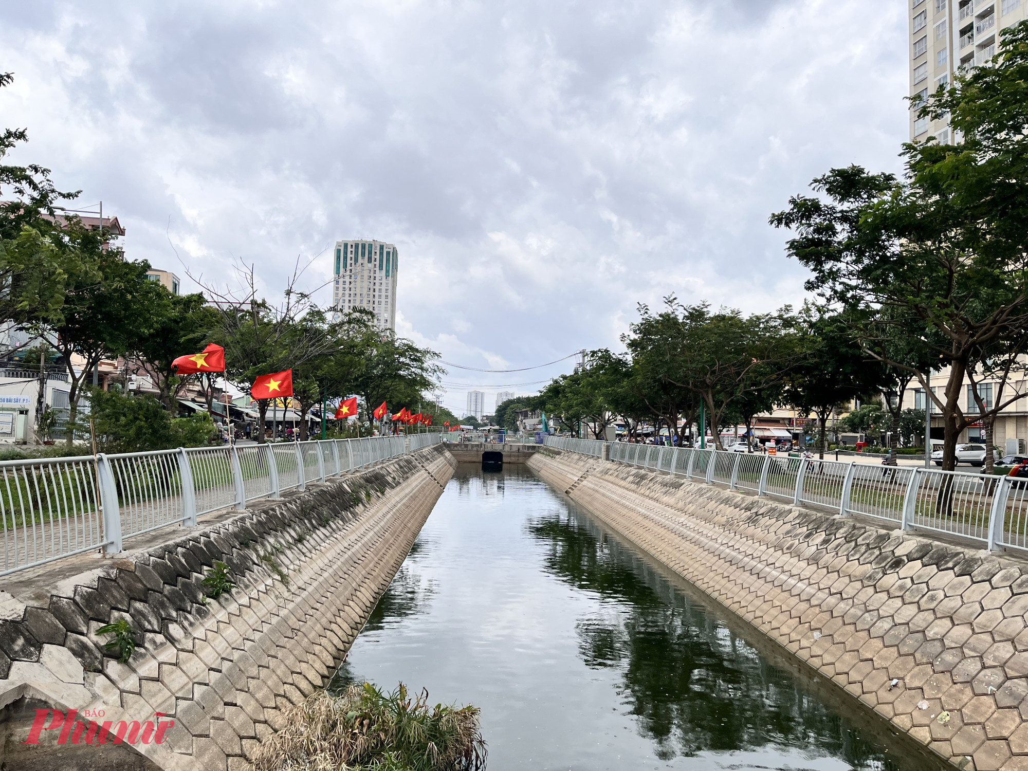 Phường Bình Tiên - TPHCM: Nơi giao thoa nét Sài Gòn xưa với đô thị hiện đại Đoạn kênh Hàng Bàng thuộc phường Bình Tiên đã được cải tạo khang trang