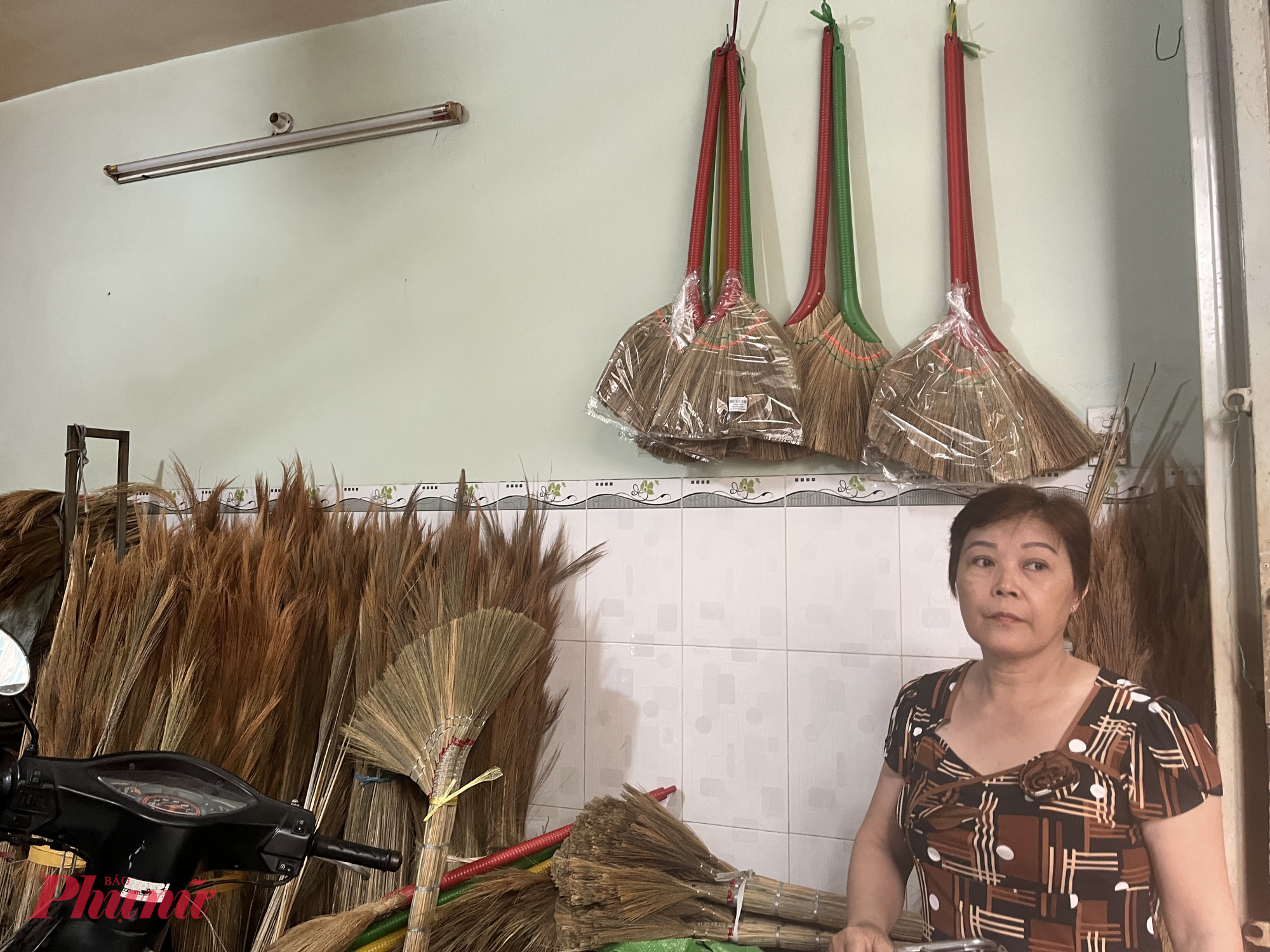 Phường Bình Tiên - TPHCM: Nơi giao thoa nét Sài Gòn xưa với đô thị hiện đại Chị Nguyễn Thị Thu Hồng, người hiếm hoi duy trì làm nghề chổi đót ở phường Bình Tiên