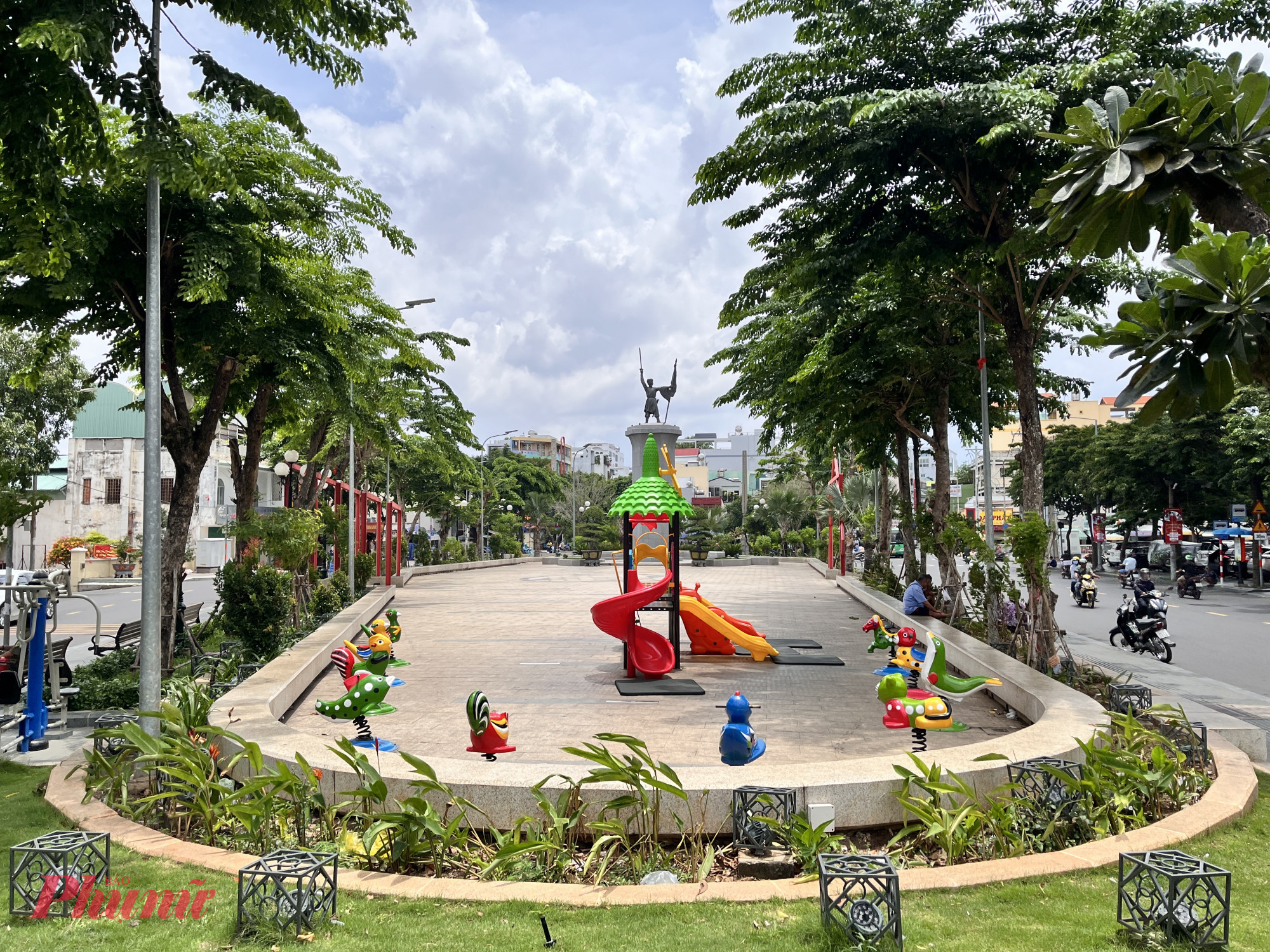 Phường Bình Tiên - TPHCM: Nơi giao thoa nét Sài Gòn xưa với đô thị hiện đại Công viên Lê Lợi vừa khánh thành vào tháng 4 năm nay nằm trước ủy ban phường Bình Tiên