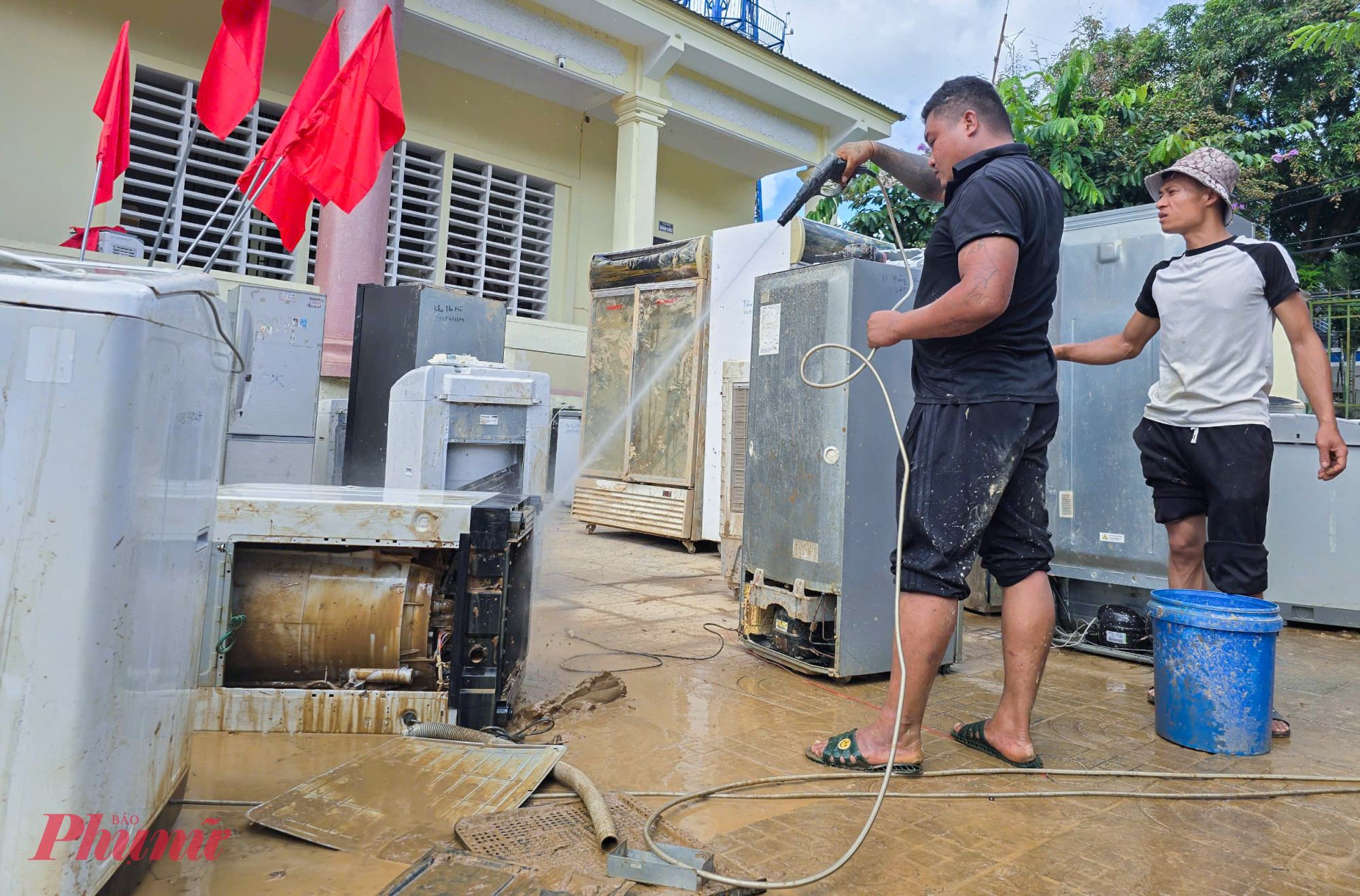 Để thuận tiện cho người dân mang đồ điện gia dụng bị hư hỏng đến sửa, 100 thợ điện được chia thành 4 nhóm, túc trực ở 4 điểm ở những xã bị ngập nặng trong đợt lũ vừa qua.