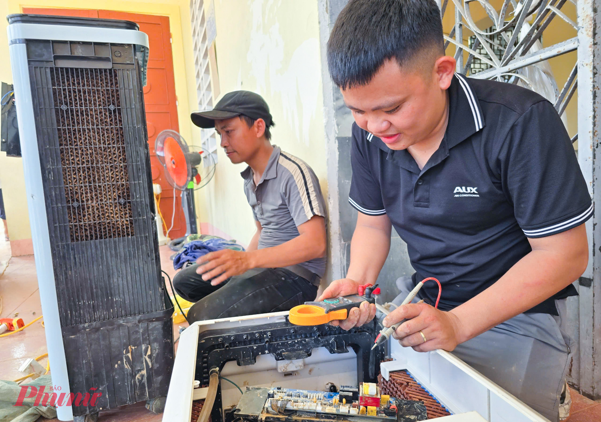 Anh Phạm Tuyến (20 tuổi, trú xã Tân Kỳ, tỉnh Nghệ An) cho biết, mỗi ngày nhóm các điểm sửa chữa tiếp nhận hàng trăm thiết bị điện gia dụng. Tất cả đều phủ bùn đất, nước ngấm vào từng mạch điện nên họ phải tỉ mỉ, kiên trì và chính xác đến từng chi tiết để khắc phục cho người dân.