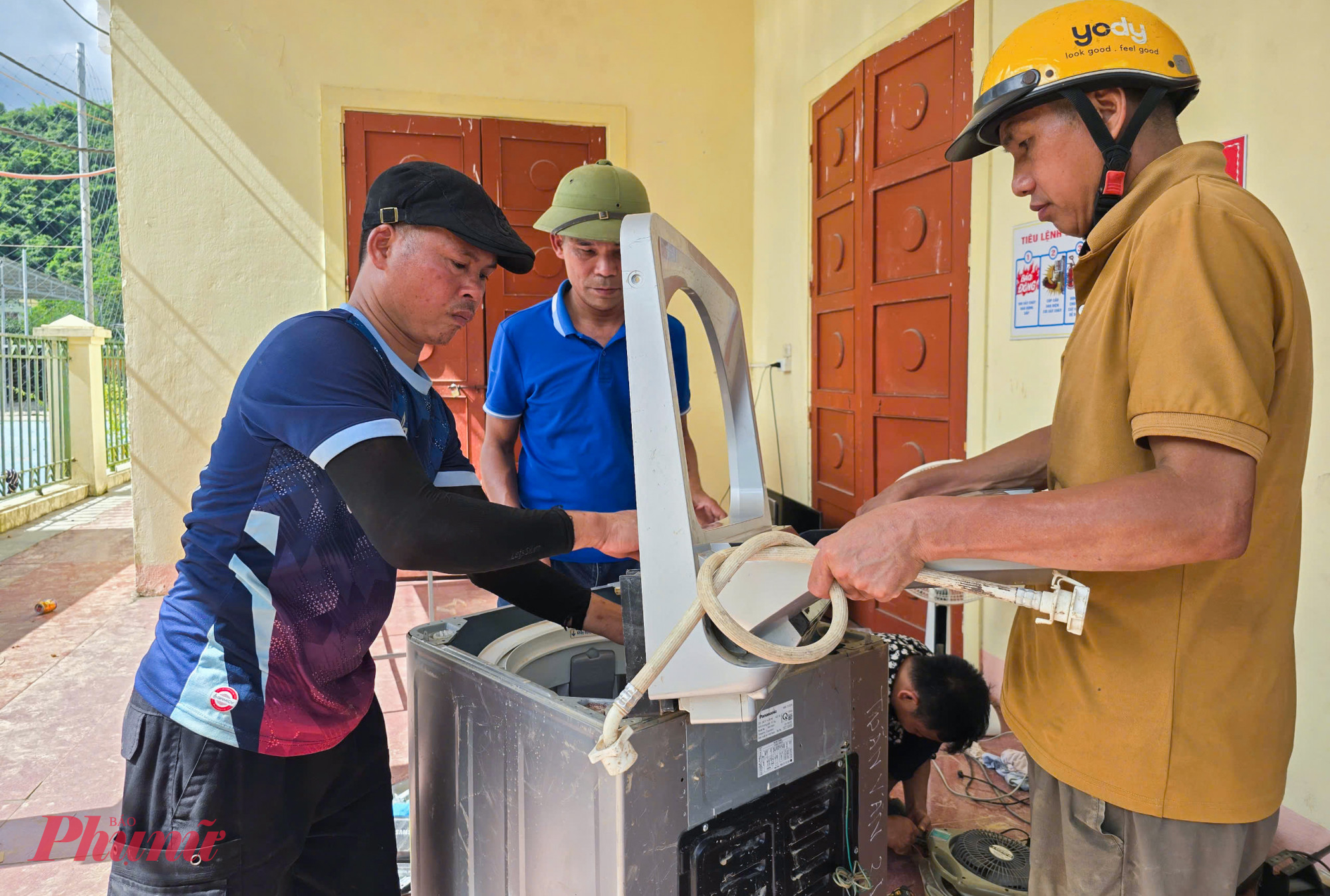 40 thợ điện ở điểm tiếp nhận xã Tương Dương bắt đầu công việc từ sáng sớm đến đêm khuya. Công việc khá vất vả song tất cả đều nỗ lực làm việc với mong muốn giúp người dân vùng lũ giảm bớt chút thiệt hại và có sớm có đồ dùng để ổn định lại cuộc sống.