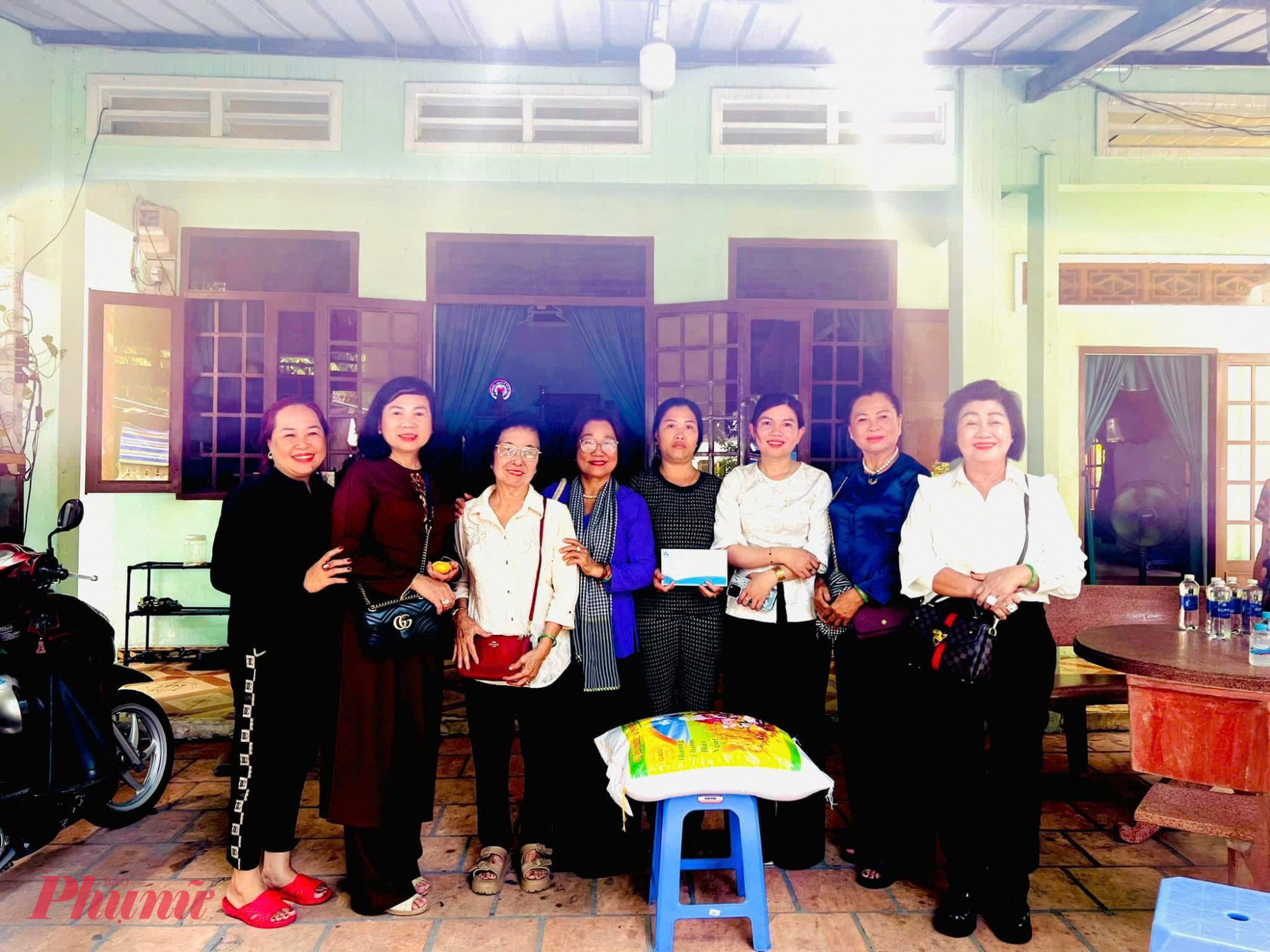 Hội LHPN phường Dĩ An thăm, trao quà động viên phụ huynh của các chiến sĩ đang làm nhiệm vụ tại vùng biển, hải đảo.