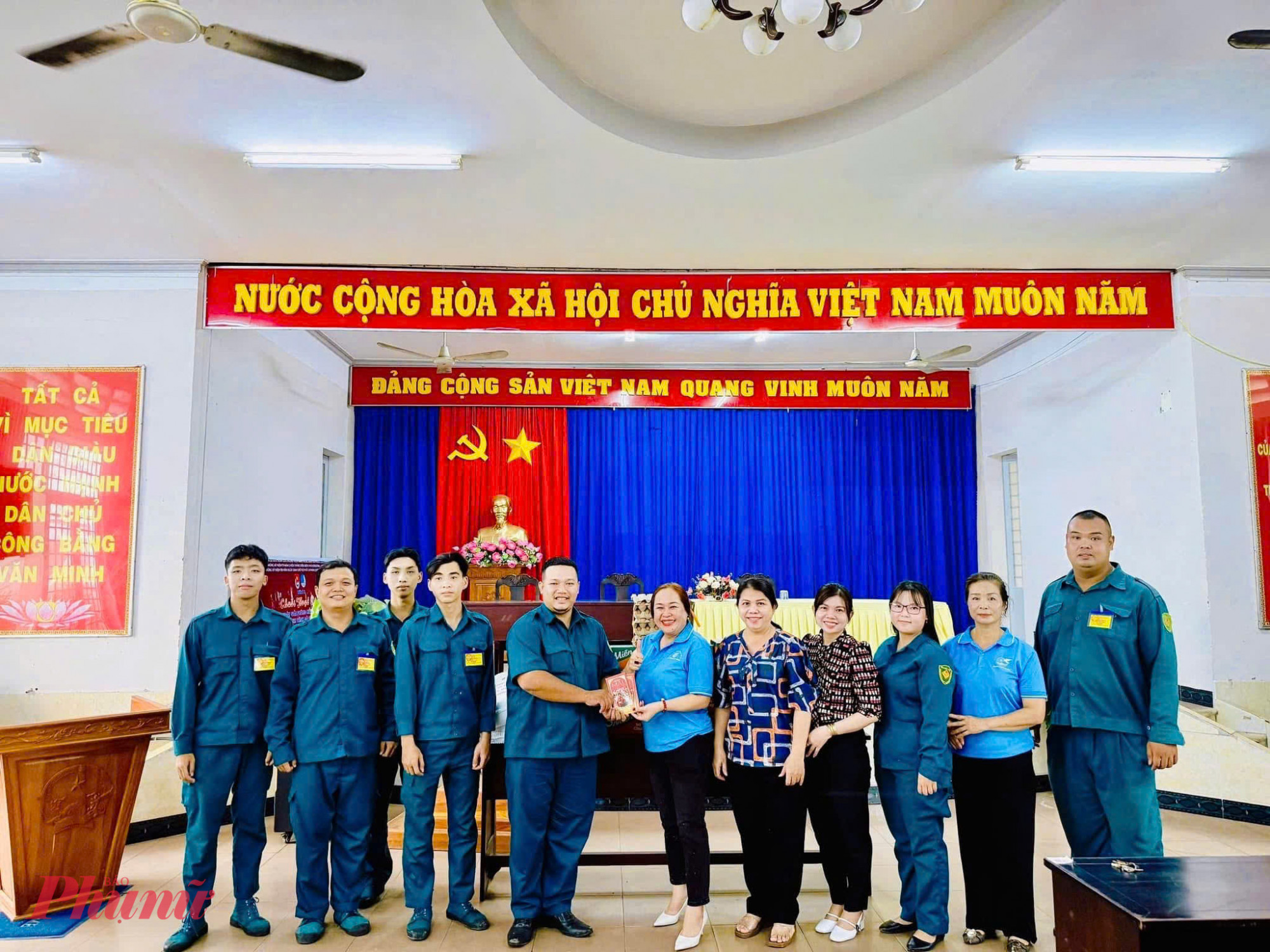 Hội gửi những phần quà nghĩa tình tiếp sức anh, chị dân quân trên địa bàn.