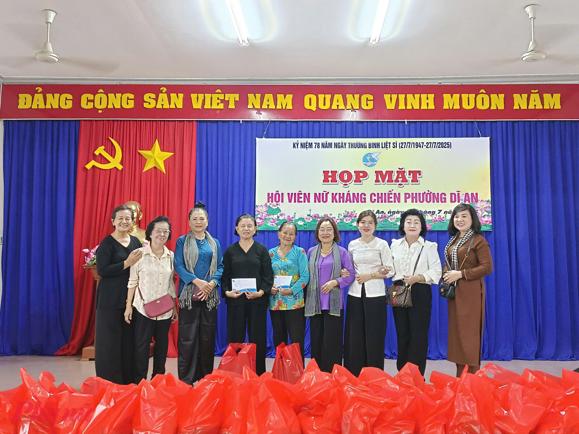 Hội LHPN phường Dĩ An tổ chức họp mặt thân mật với các dì hội viên nữ kháng chiến