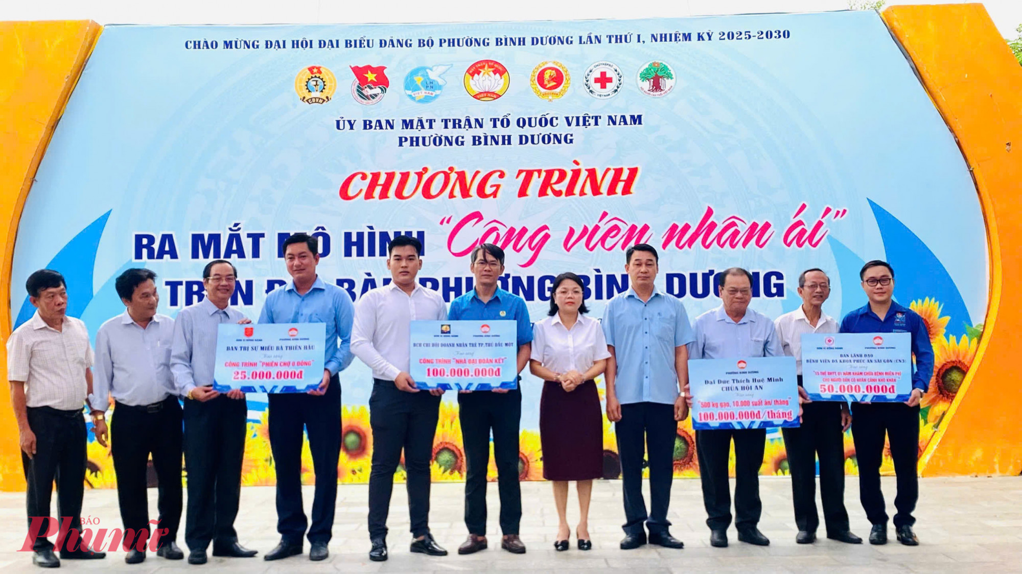 Đại diện các tập thể, cá nhân trao bảng tượng trưng các gói hỗ trợ thực hiện hoạt động từ thiện tại Công viên nhân ái trong thời gian tới