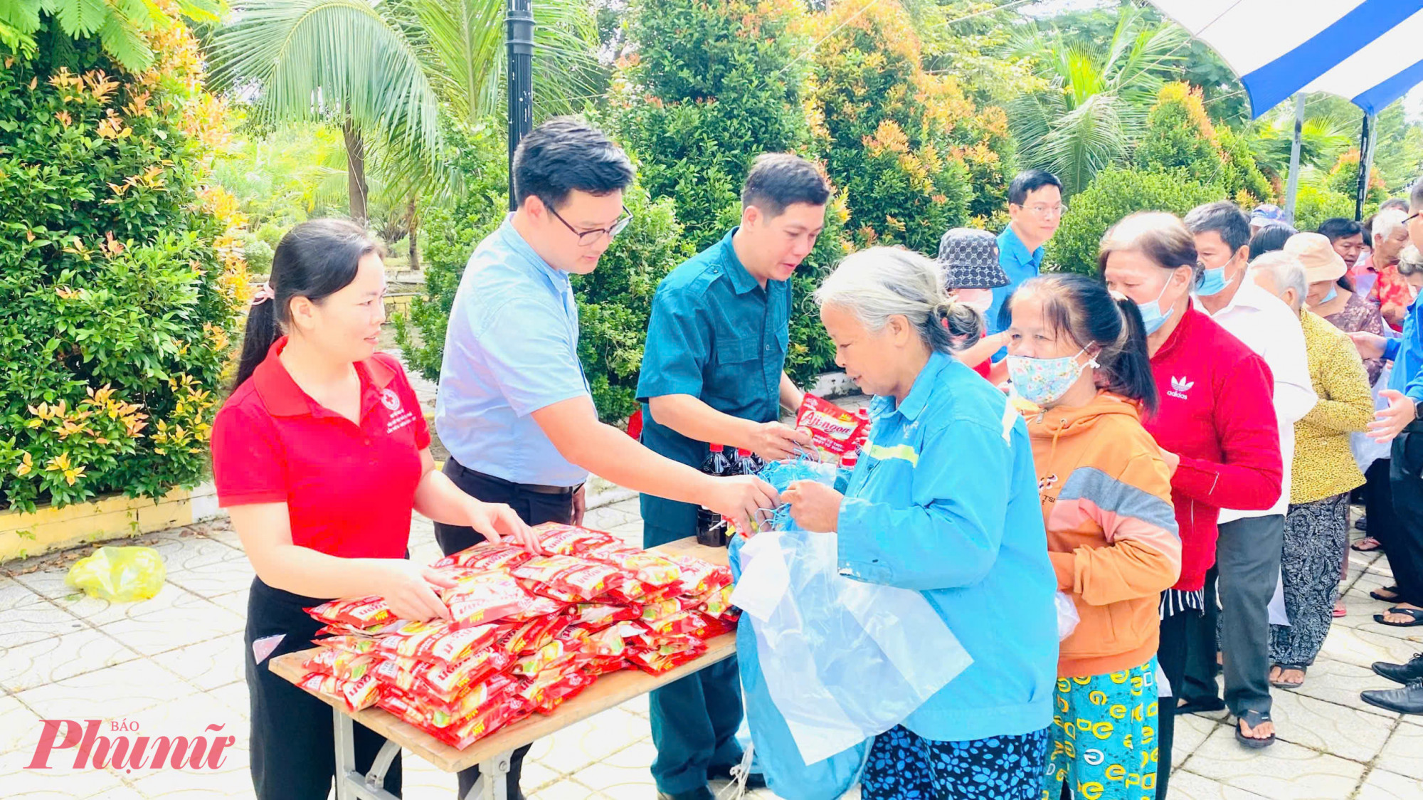 Hoạt động sẻ chia với người dân có hoàn cảnh khó khăn tại Công viên nhân ái, sáng 27/7