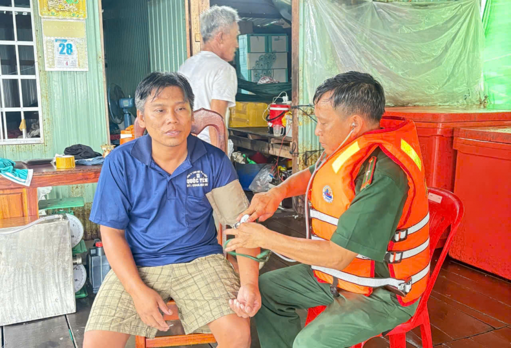 Lực lượng biên phòng thăm khám cho các ngư dân gặp nạn - Ảnh: Biên phòng cung cấp