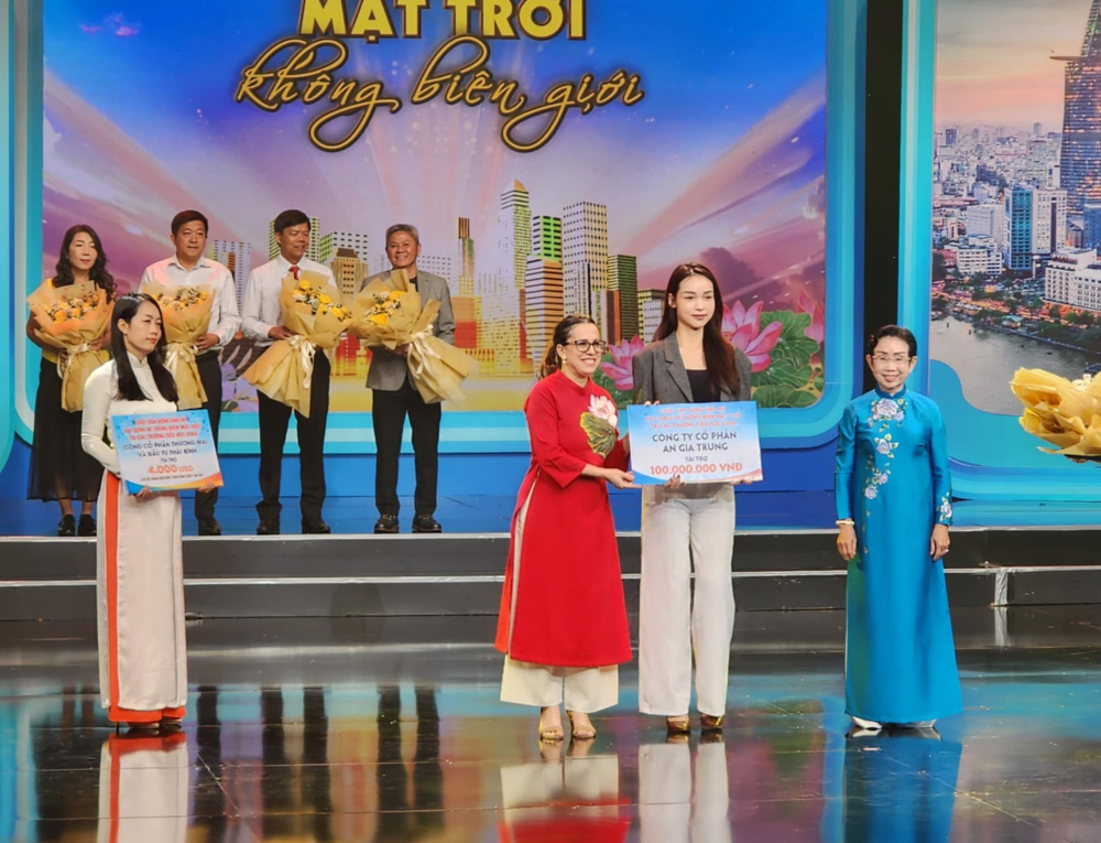 Tổng lãnh sự Cuba tại TPHCM và bà Trương Thị Hiền - Chủ tịch Hội hữu nghị Việt Nam - Cuba TPHCM (bìa phải) đón nhận khoản quyên góp từ mạnh thường quân