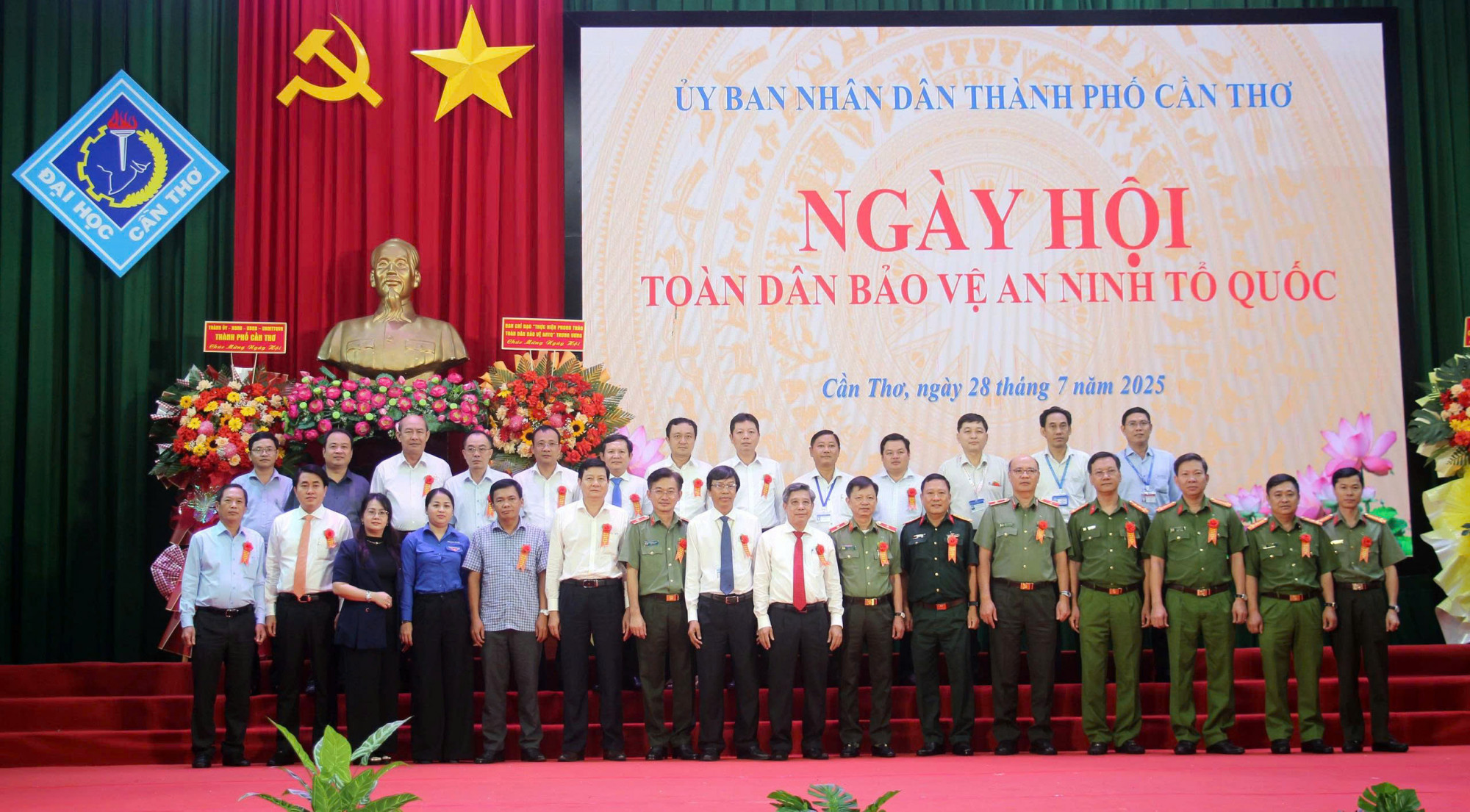 Các đại biểu tham dự ngày hội... Ảnh: Huỳnh Trọng 