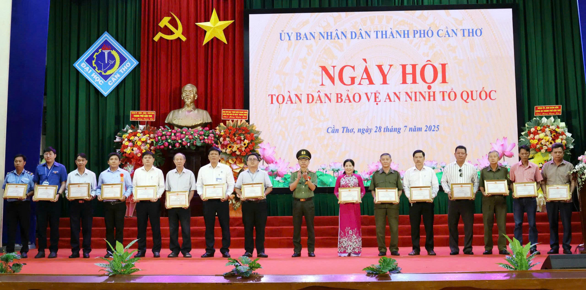 Thiếu tướng Huỳnh Việt Hòa - Giám đốc Công an TP Cần Thơ trao Giấy khen tặng tập thể, cá nhân có thành tích xuất sắc trong phong trào TDBV ANTQ. Ảnh: Huỳnh Trọng 