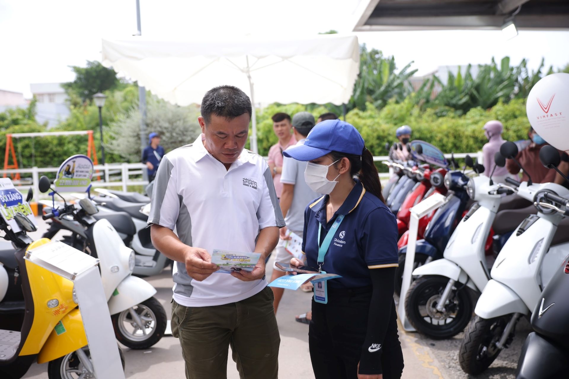 Khách hàng Nha Trang được trải nghiệm và tư vấn về xe điện VinFast ngay tại sự kiện - Ảnh: Vingroup