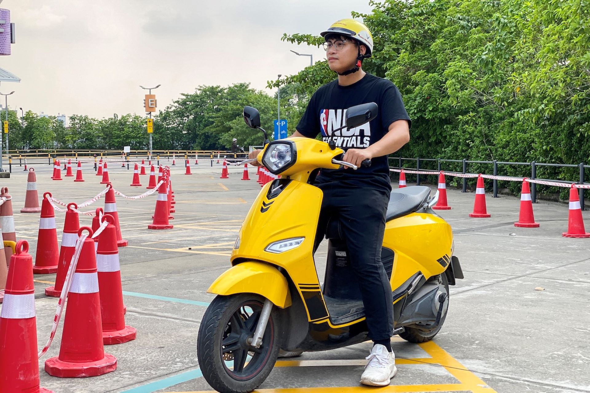 Anh Nguyễn Văn Đức (Hà Nội) sẵn sàng bán lại chiếc xe tay ga đang sử dụng để đổi sang xe máy điện của VinFast - Ảnh: Vingroup