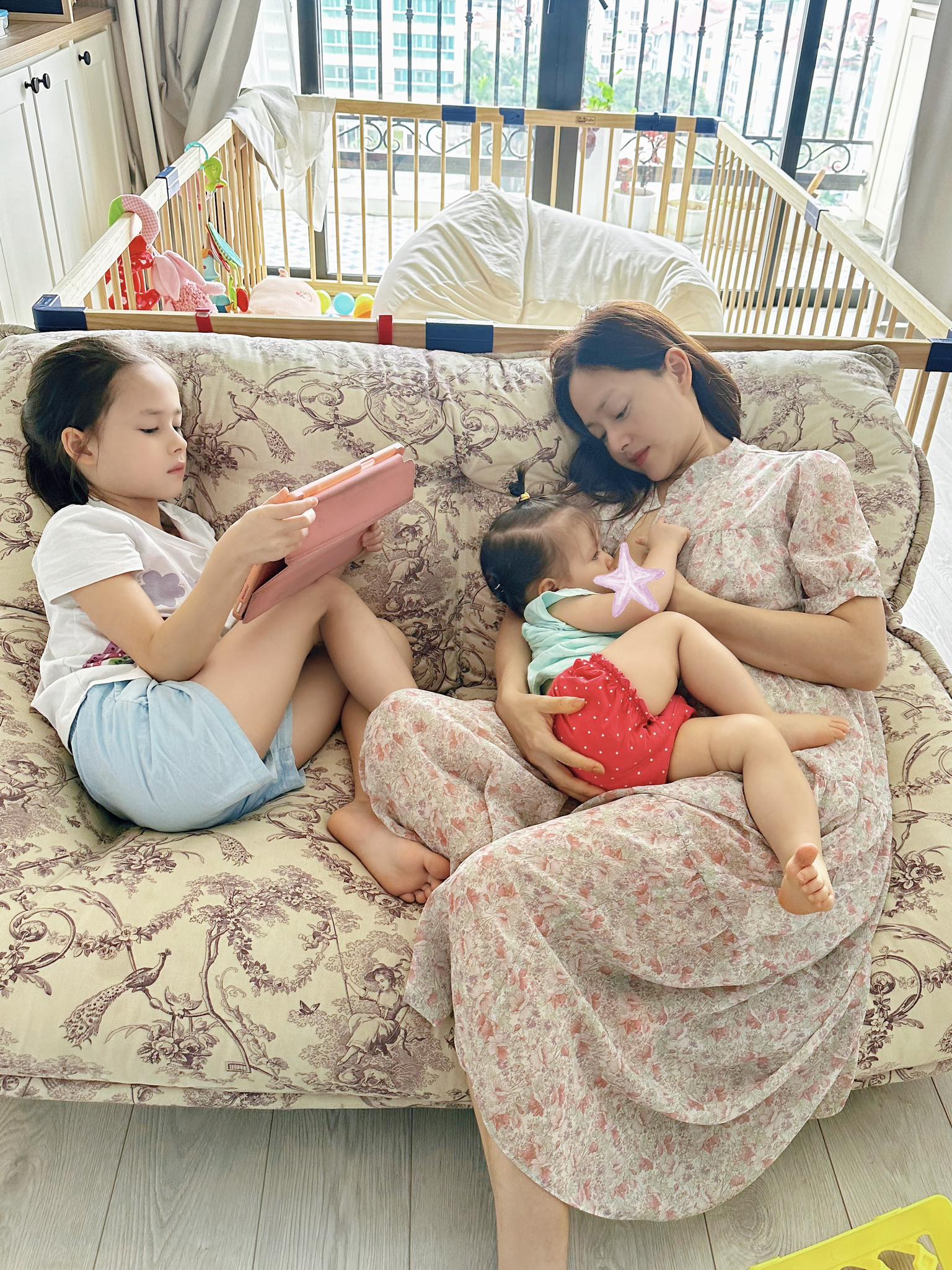 Phụ nữ nộp đơn ly hôn: Lối thoát nơi cánh cổng tòa án Diễn viên Lan Phương cùng 2 con gái - Ảnh: Facebook Lan Phuong Nguyen
