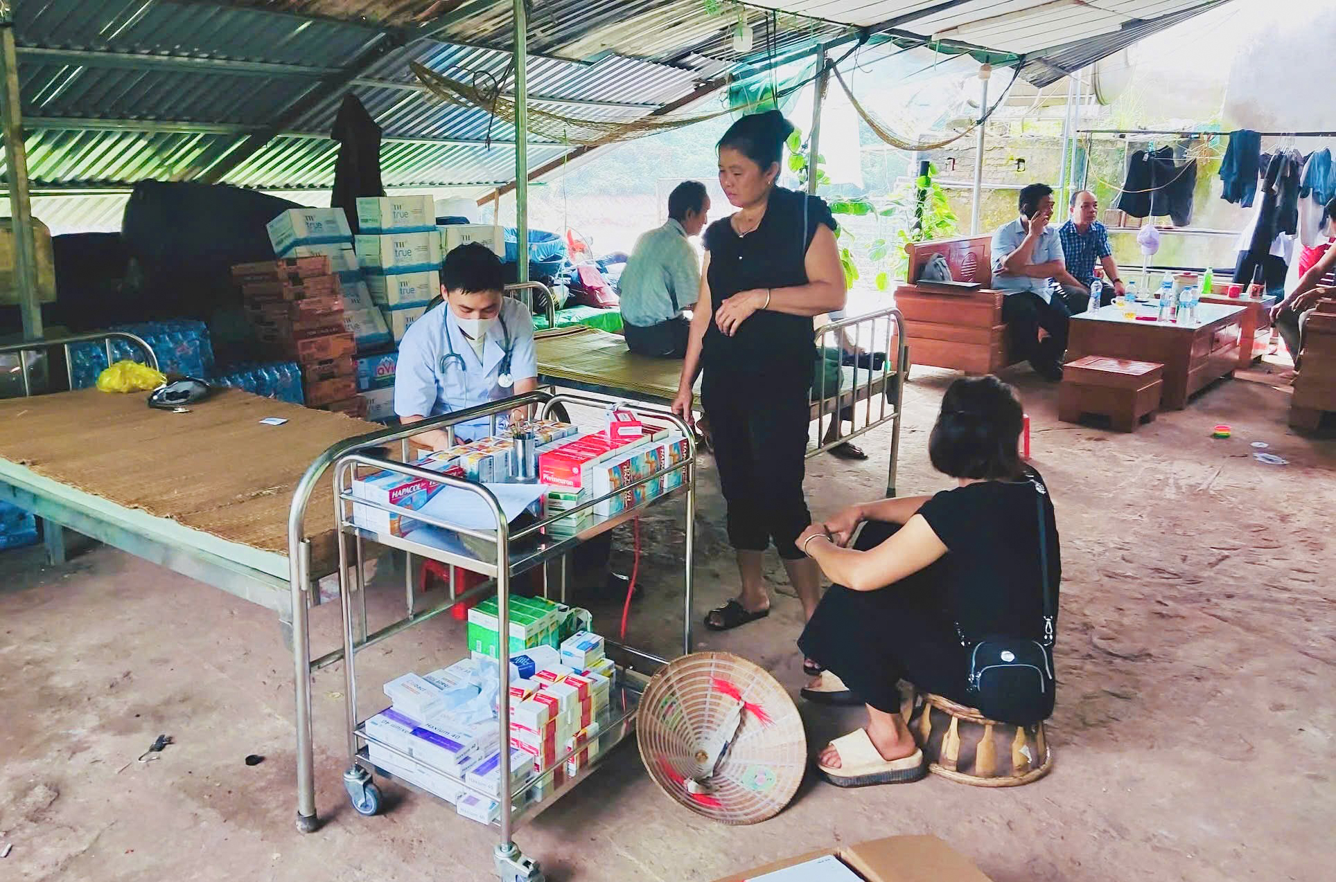 Các bác sĩ mượn nhà dân lập trạm y tế dã chiến khám bệnh cho người dân Mỹ Lý - Ảnh: Khánh Trung