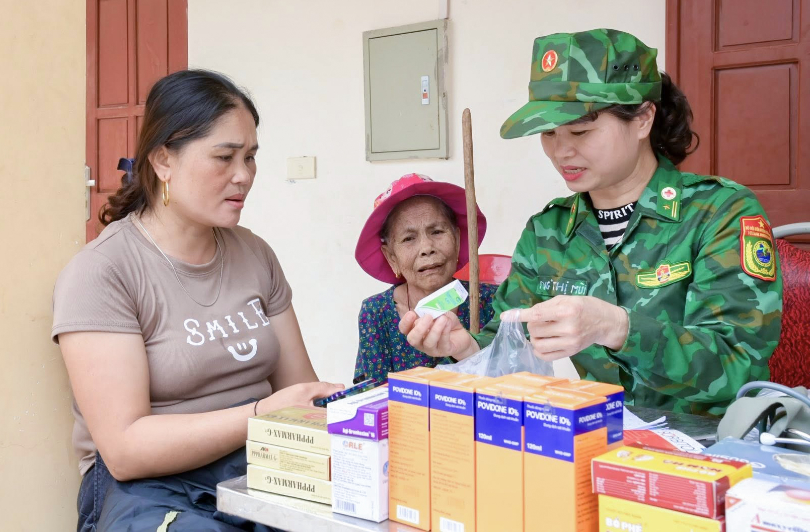 Quân y khám và cấp phát thuốc cho người dân xã Mỹ Lý - Ảnh: Lê Thạch