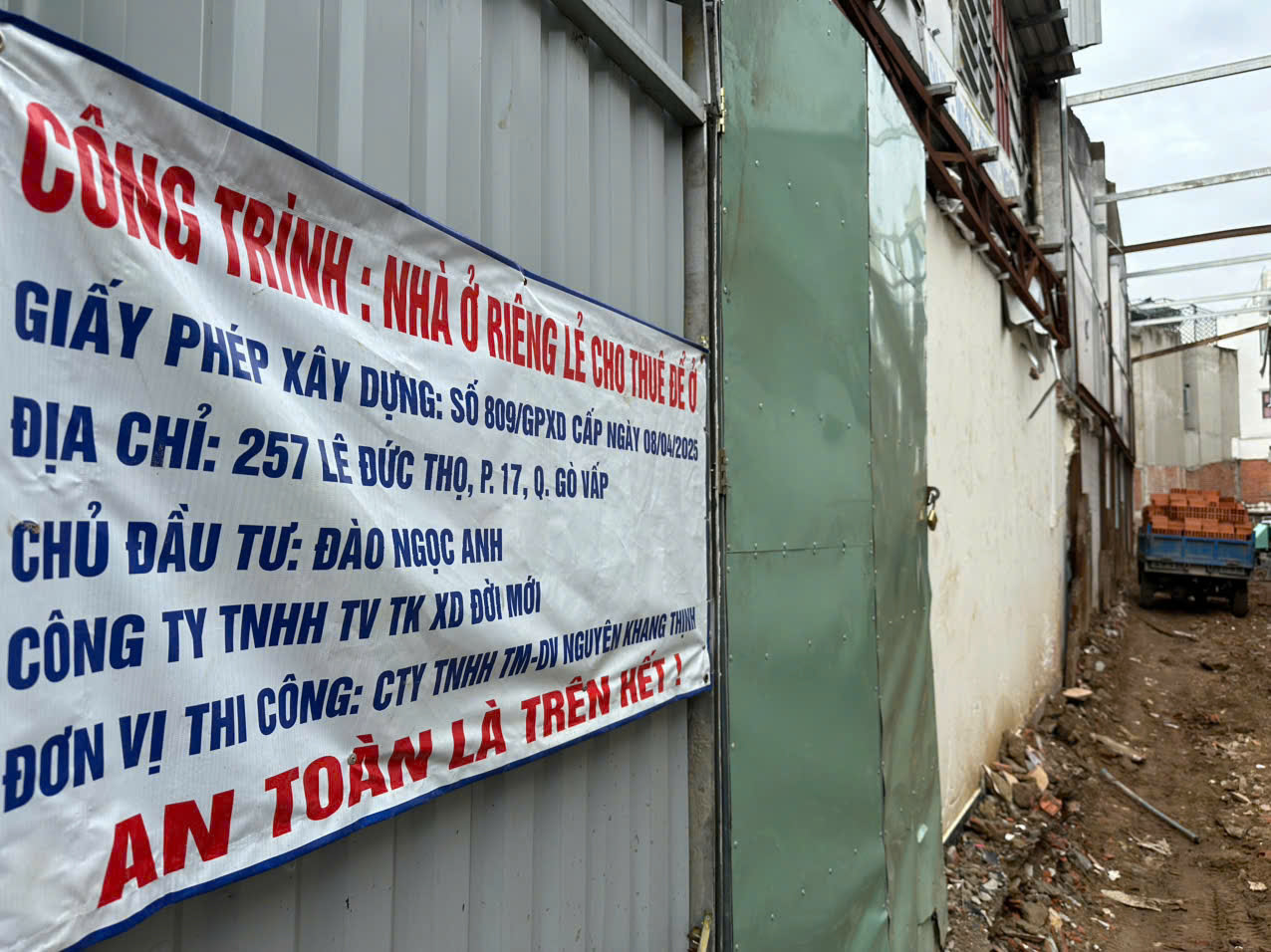 Tấm bảng thi công công trình. Ảnh: Minh Mẫn