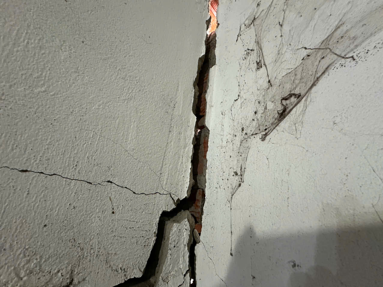 Tường nhà anh Sơn bị nứt toác vì công trình thi công không đảm bảo. Ảnh: Minh Mẫn.