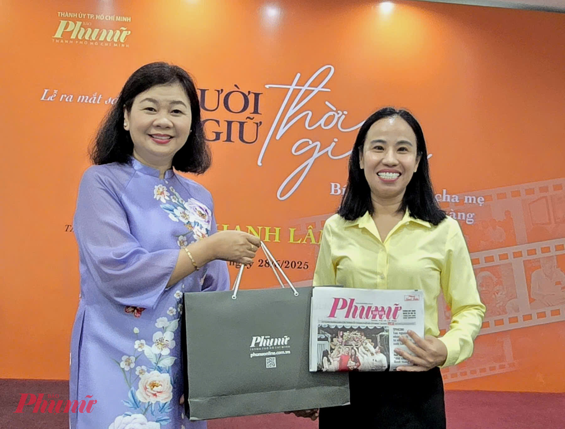 Bà Lý Việt Trung - Tổng Biên tập Báo Phụ nữ TPHCM trò chuyện cùng bà Võ Ngọc Thanh Trúc - Chủ tịch Hội LHPN TPHCM