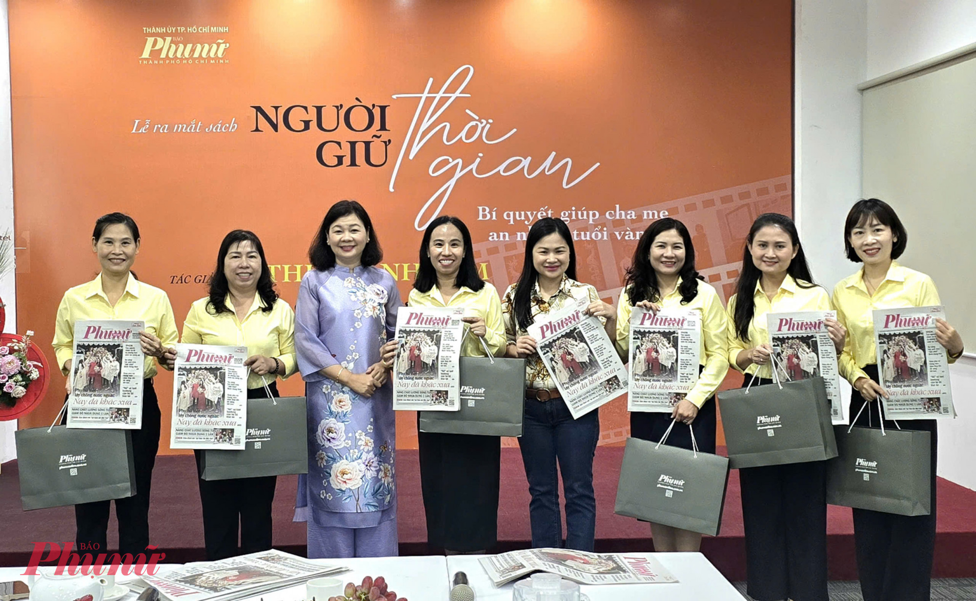 bà Lý Việt Trung - Tổng Biên tập Báo Phụ nữ TPHCM, bà Phạm Thị Vân Anh - Phó tổng biên tập báo tặng quà kỷ niệm đến các chị trong đoàn Hội LHPN TPHCM trong buổi đến thăm Báo Phụ nữ