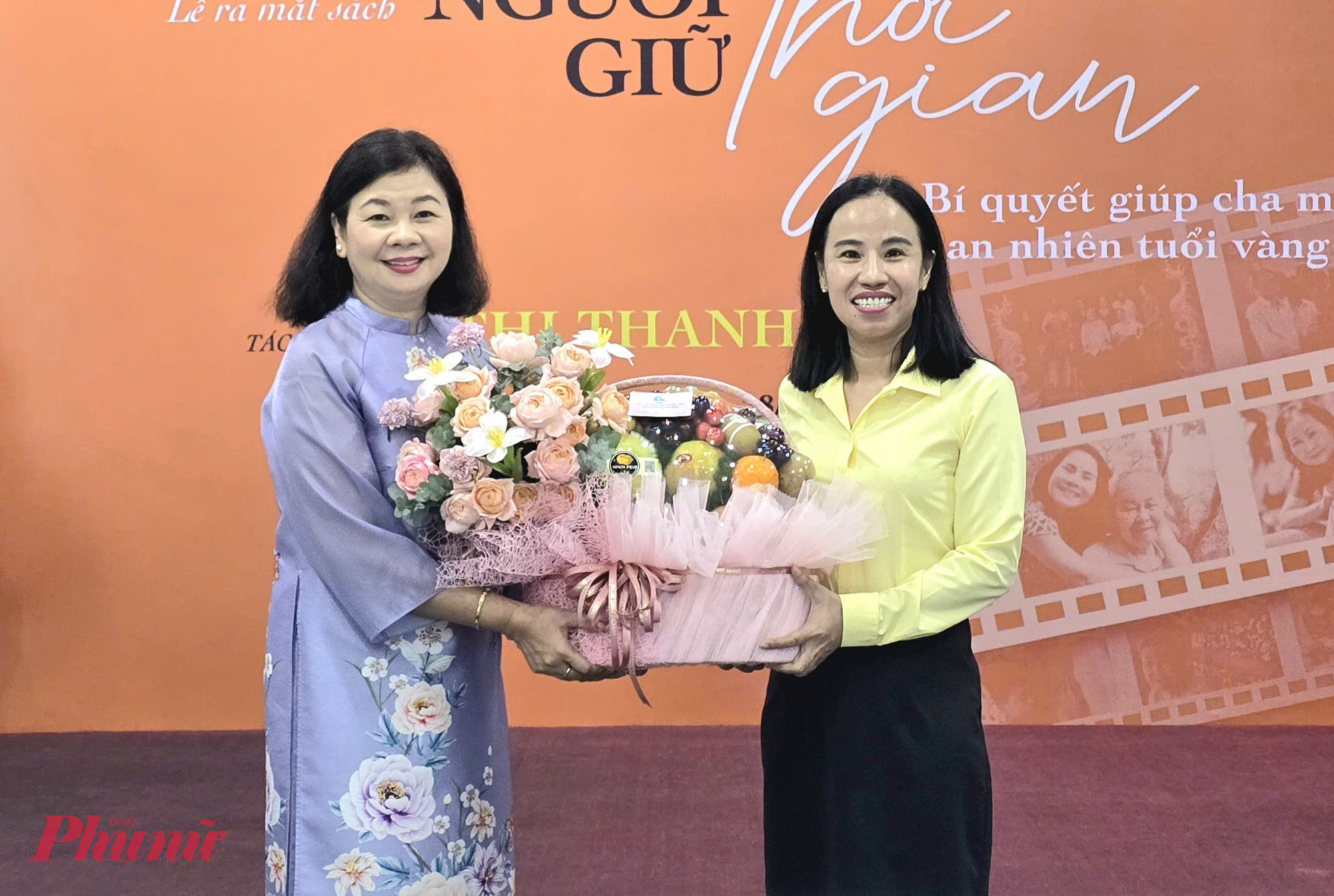 Bà Võ Ngọc Thanh Trúc - Chủ tịch Hội LHPN TPHCM - tặng quà đến tập thể Báo Phụ nữ TPHCM