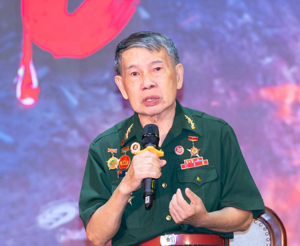 Ông Hợi không cầm được nước mắt khi nhắc đến hơn 1.000 đồng đội đã nằm lại Thành cổ Quảng Trị