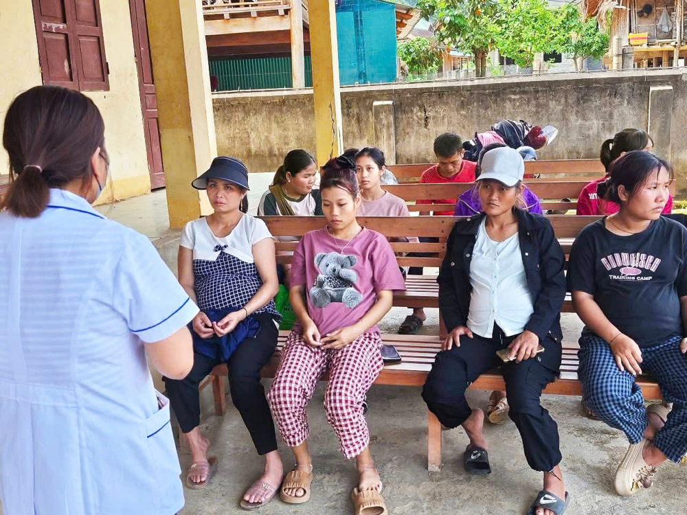 Từ “đẻ chòi” đến trạm xá: Cuộc chuyển mình của phụ nữ vùng cao Phụ nữ dân tộc Đan Lai chủ động đến Trạm Y tế xã Môn Sơn, tỉnh Nghệ An khám thai định kỳ - ẢNH: PHAN NGỌC