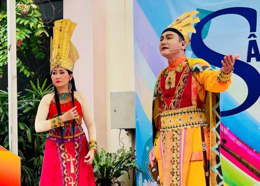 Nghệ sĩ ưu tú Tâm Tâm và nghệ sĩ nhân dân Tấn Giao biểu diễn ca cảnh Lạc Long Quân - Âu Cơ, cũng là những người dẫn chuyện và hướng dẫn các em nhỏ ca các bài bản nhỏ 
