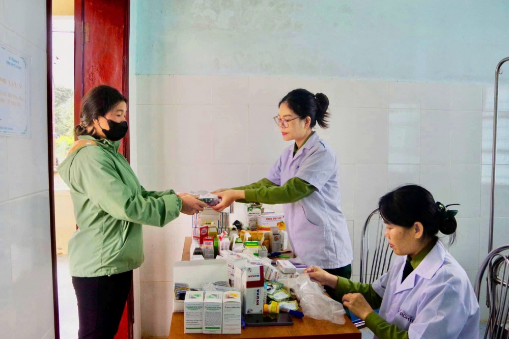 Từ “đẻ chòi” đến trạm xá: Cuộc chuyển mình của phụ nữ vùng cao Ban Dân quân y, Bộ Y tế phối hợp Bộ Chỉ huy quân sự và Bệnh viện Đa khoa tỉnh Quảng Trị tổ chức khám thai, kiểm tra sức khỏe cho phụ nữ người dân tộc thiểu số tỉnh Quảng Trị - ẢNH: THUẬN HÓA