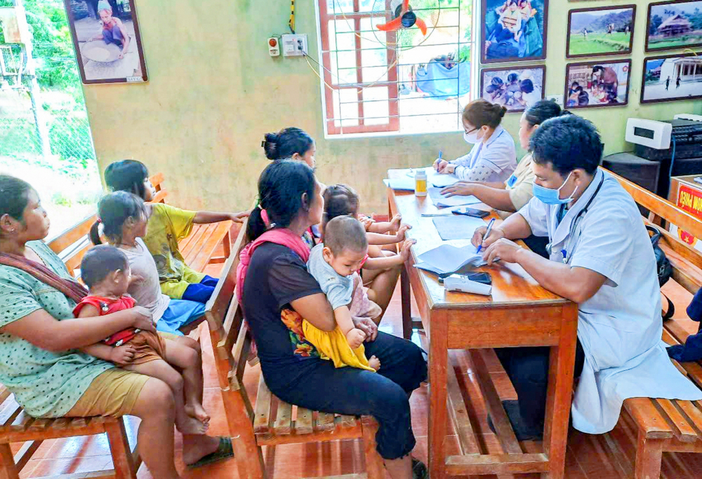 Từ “đẻ chòi” đến trạm xá: Cuộc chuyển mình của phụ nữ vùng cao Các y, bác sĩ của Trạm Y tế xã Môn Sơn, tỉnh Nghệ An đến tận bản khám và tư vấn sức khỏe cho phụ nữ người Đan Lai ẢNH: VI LOAN