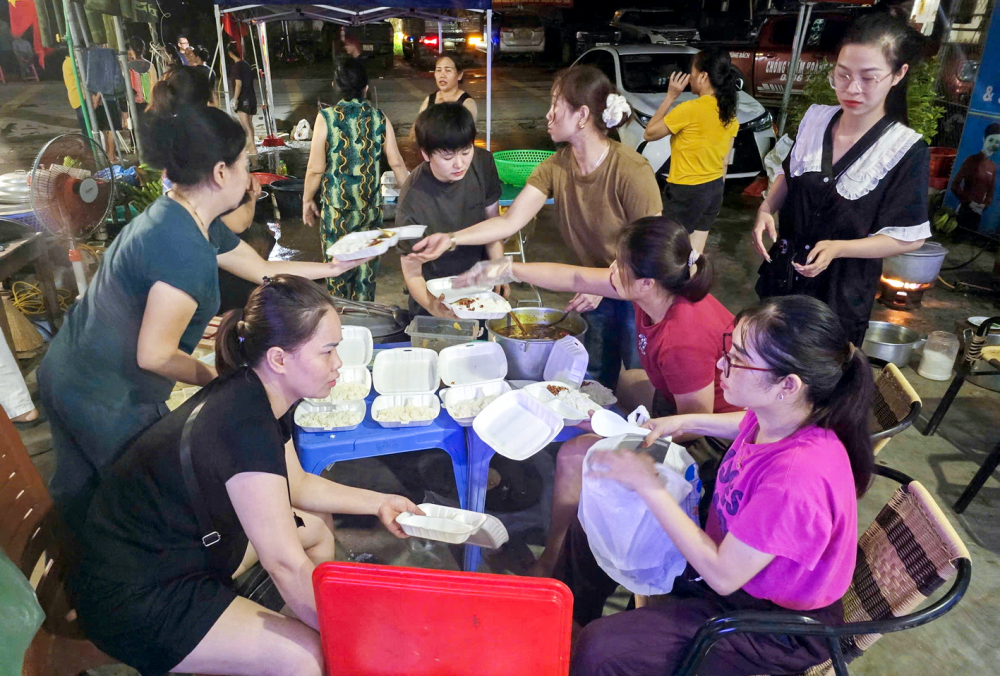 Mưa lũ lịch sử ở Nghệ An: Dìu nhau vượt qua hoạn nạn Các tiểu thương và người dân xã Nhân Hòa góp công, góp của nấu ăn “tiếp sức” các đoàn từ thiện