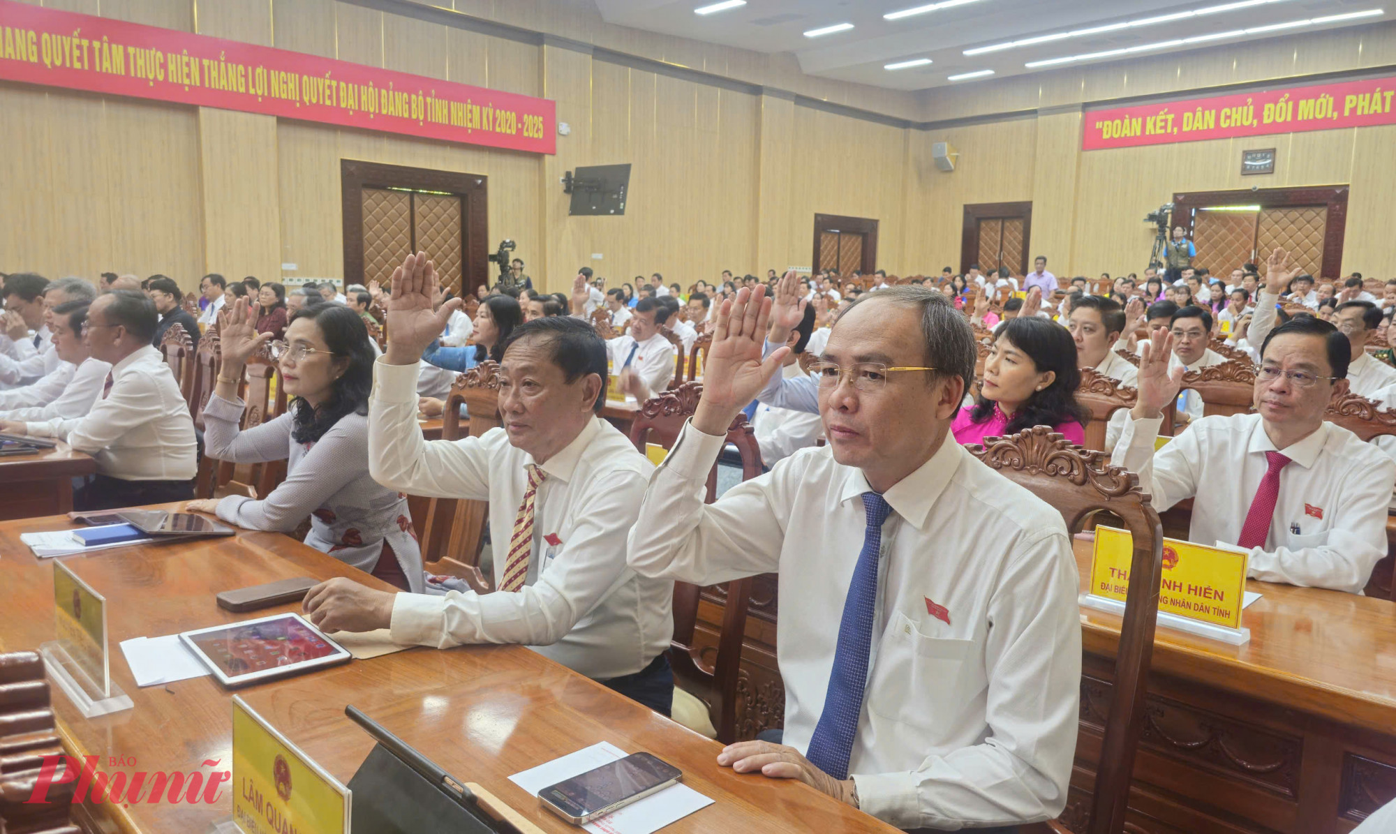 Các đại biểu HĐND tỉnh An Giang thông qua nghị quyết - Ảnh Phú Hữu