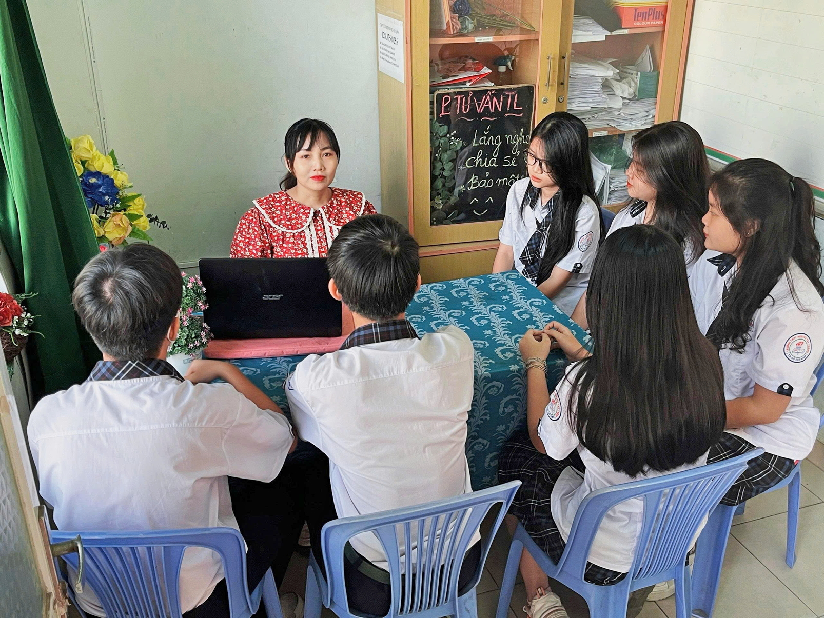 Giáo viên Trường THPT Nguyễn Tất Thành (phường Bình Phú) tư vấn tâm lý cho học sinh