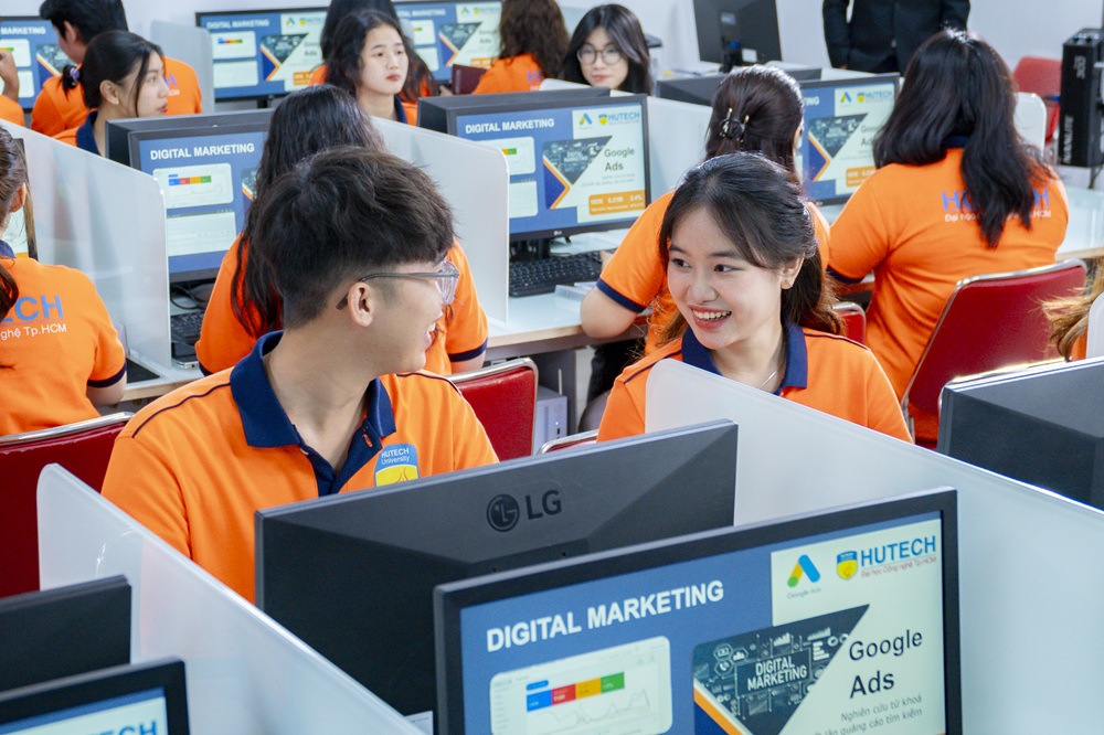 Phòng thực hành chuyên biệt - nơi sinh viên học cách sử dụng các công cụ để tối ưu hóa hiệu quả tiếp thị số - Ảnh: HUTECH