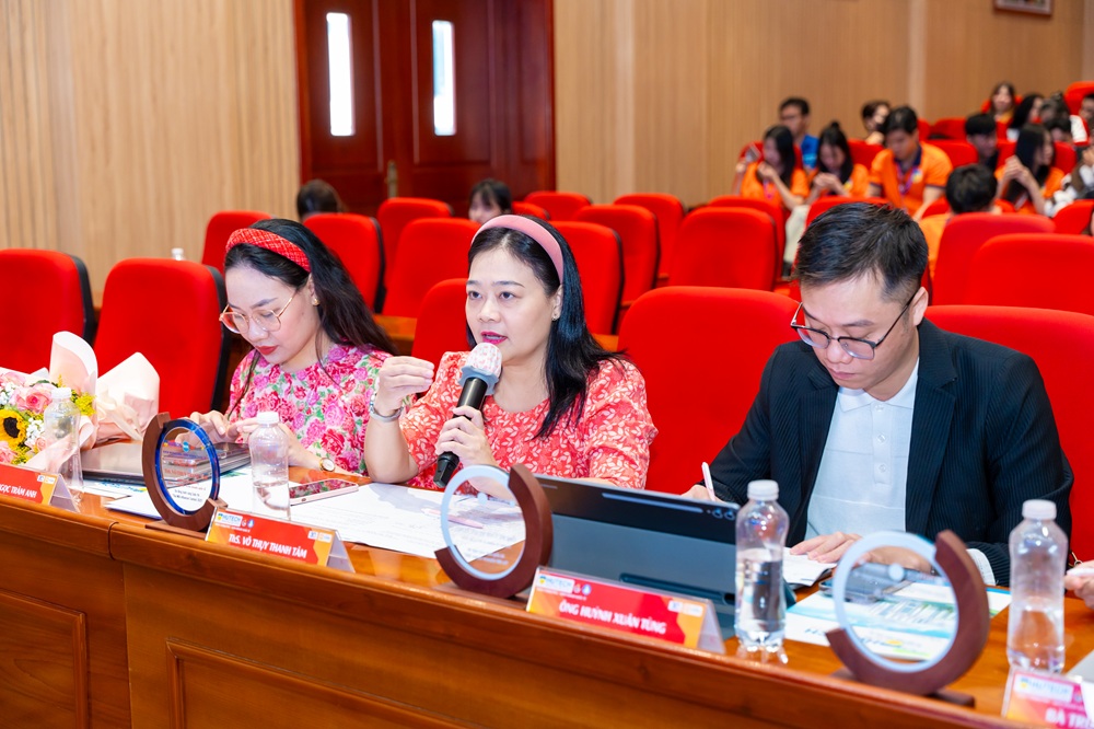 Giảng viên, đại diện doanh nghiệp chia sẻ kinh nghiệm thực tiễn về tiếp thị số đến sinh viên - Ảnh: HUTECH