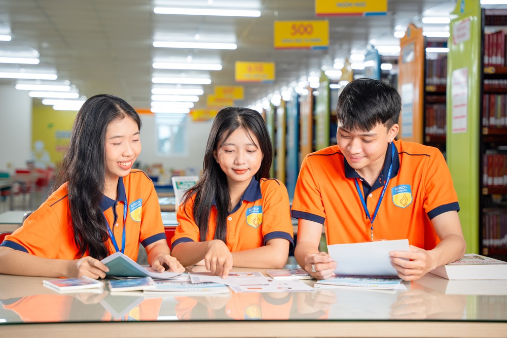 Sinh viên Digital Marketing tích lũy kiến thức chuyên ngành toàn diện - Ảnh: HUTECH