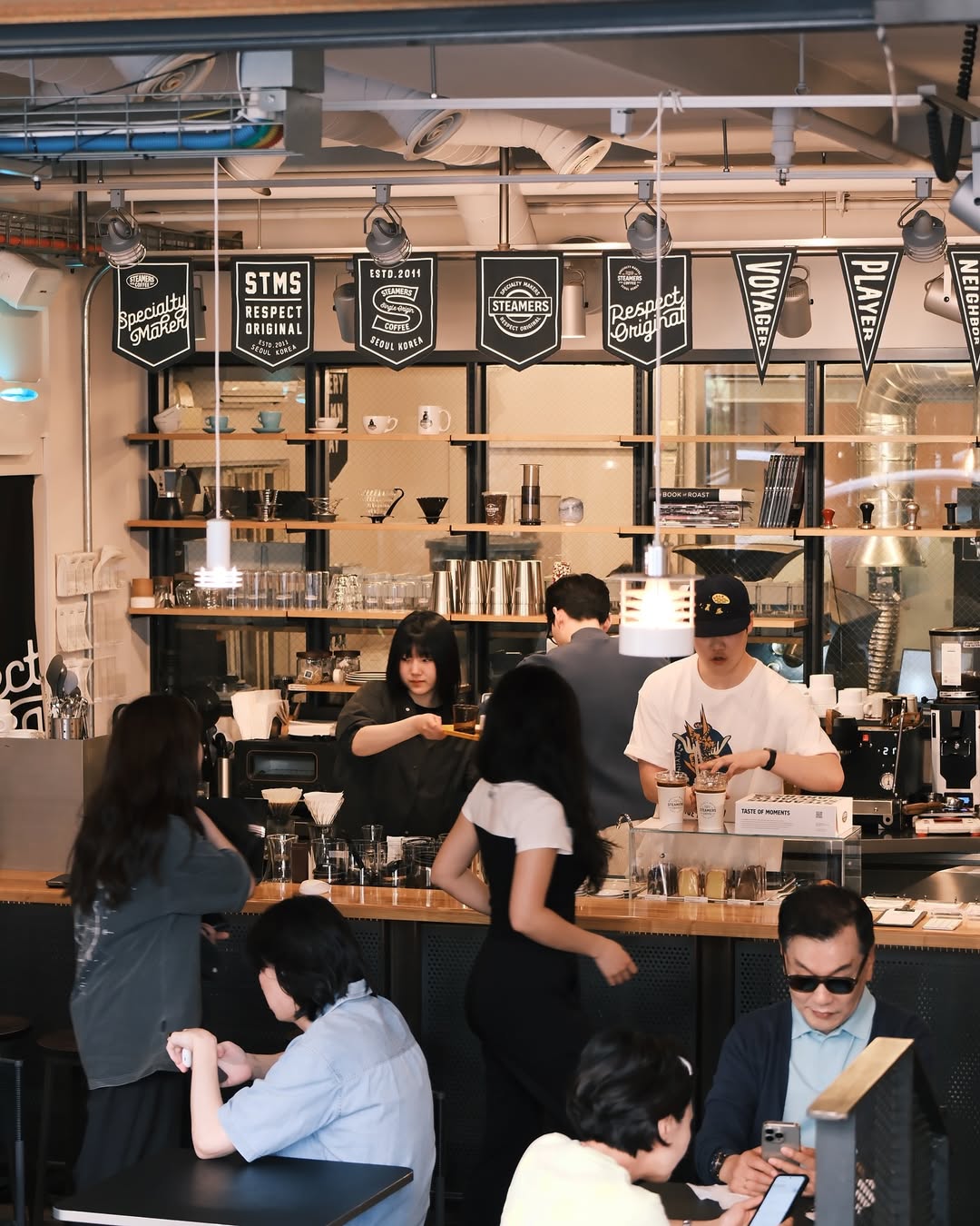 Steamers Factory Shop là quán cà phê tối giản có thiết bị rang xay tại quán. Cà phê được pha chế tỉ mỉ và có bánh ngọt thơm ngon mang đậm phong cách Hàn Quốc. Địa chỉ: 19 Seocho-daero 41-gil, Seocho-gu, Seoul - Ảnh: Steamerscoffee