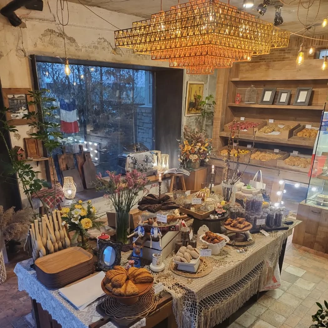 Quán Susanghan Bagel, chi nhánh Hongdae phục vụ những chiếc bánh mì tròn mới nướng trong một không gian được trang trí nhẹ nhàng và đẹp mắt. Địa chỉ: 22 Wawoosan-ro 15-gil, Mapo-gu, Seoul - Ảnh: Susanghan Bagel