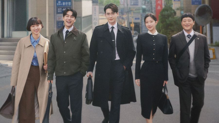 “Luật sư phường Seocho” là phim truyền hình xoay quanh 5 luật sư trẻ phải đối mặt với những tình huống khó xử về đạo đức, những đấu tranh và áp lực trong thế giới pháp lý đầy quyền lực. Đây cũng là cuộc khám phá về sự xung đột giữa tham vọng và sự đồng cảm, nỗi cô đơn của tuổi trưởng thành và sức mạnh của tình bạn. Phim đang chiếu trên kênh tvN (Hàn Quốc), Disney+ (Mỹ) và Viki (Nhật). - Ảnh: IMDb