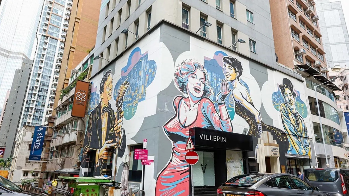 Đường Hollywood dài 1km từ Central đến Sheung Wan (Thượng Hoàn) là một trong những con đường cổ nhất Hồng Kông. Đường này có từ năm 1844 và là nơi tụ họp của thương nhân đồ cổ và thủy thủ. Ngày nay, đường Hollywood có nhiều phòng trưng bày nghệ thuật, cửa hàng đồ cổ, quán cà phê và quán bar - Ảnh: Tổng cục Du lịch Hồng Kông