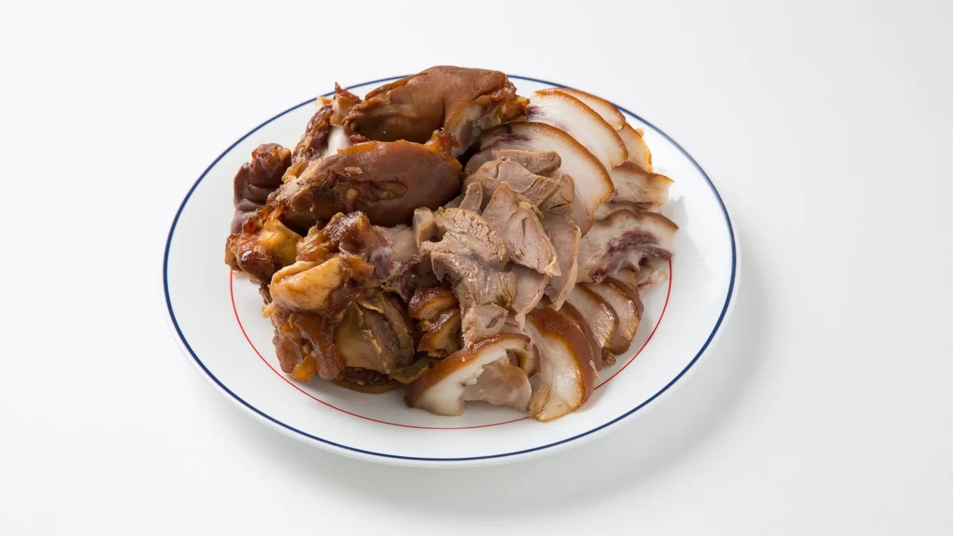 Madang Jokbal chuyên về jokbal (giò heo hầm). Không gian ấm cúng với ánh sáng mờ ảo đã thu hút người dân địa phương, khách du lịch và các nhà làm phim Hàn Quốc. Trong tập 5, dàn diễn viên có cảnh quay bữa tiệc ở đây. Địa chỉ: 173 Neungdong-ro, Gwangjin-gu, Seoul - Ảnh: The National Institute of Korean Language 