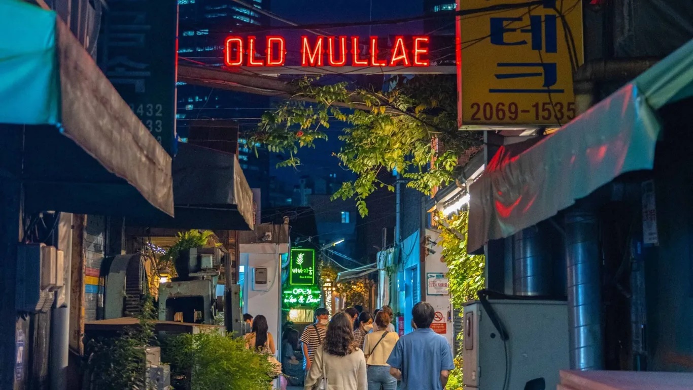 Old Mullae là quán bar ở khu Mullae-dong. Các loại bia thủ công ở đây rất được ưa chuộng và du khách đừng quên thử dĩa Mullae Platter gồm: khoai tây chiên, cánh gà, nacho, xúc xích, salad và dĩa Belgian Fries - món khoai tây chiên kiểu Bỉ. Địa chỉ: 433-6 Dorim-ro, Yeongdeungpo-gu, Seoul - Ảnh: Visit Seoul