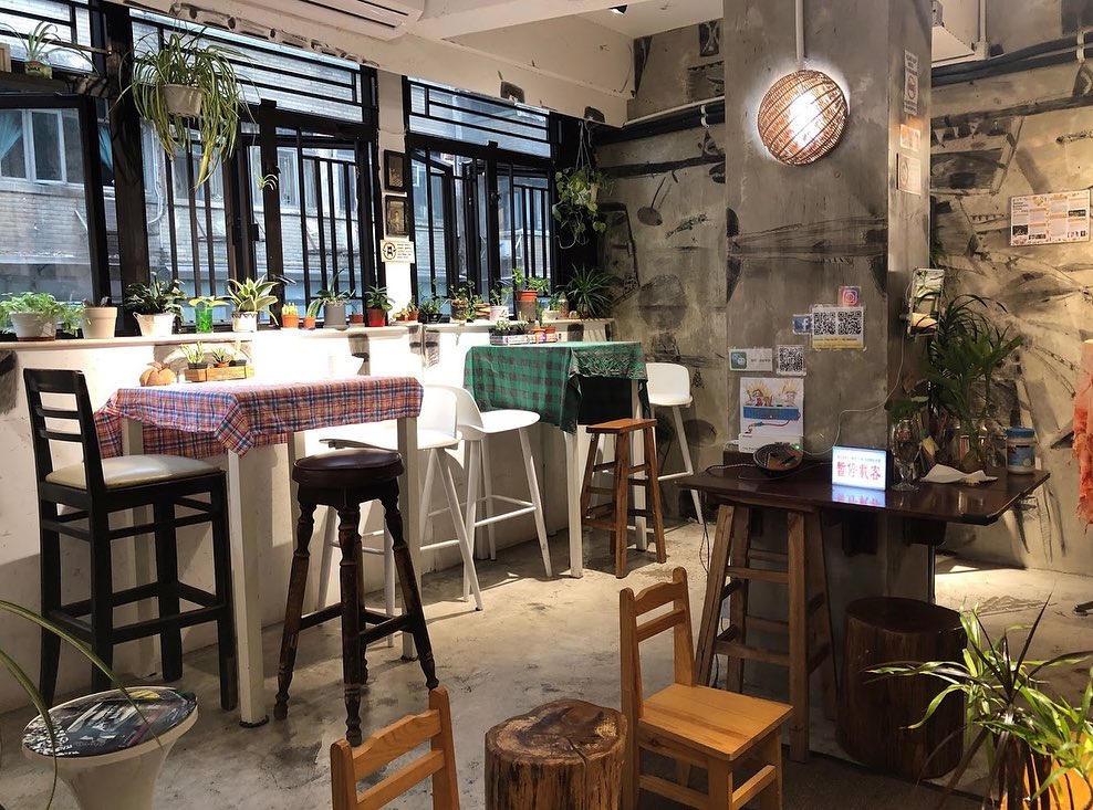 Hop Inn là một hostel nghệ thuật lâu đời ở Hồng Kông. Mỗi phòng là một tác phẩm nghệ thuật riêng biệt do các nghệ sĩ địa phương thực hiện. Hop Inn nổi tiếng sạch sẽ, giá cả phải chăng và có phong cách lưu trú hoàn toàn khác biệt so với những khách sạn thông thường nên là lựa chọn yêu thích của du khách trẻ. Địa chỉ: 5F, tòa nhà Lyton, 36-38 Mody Rd, Tsim Sha Tsui, Hồng Kông - Ảnh: hopinnhk