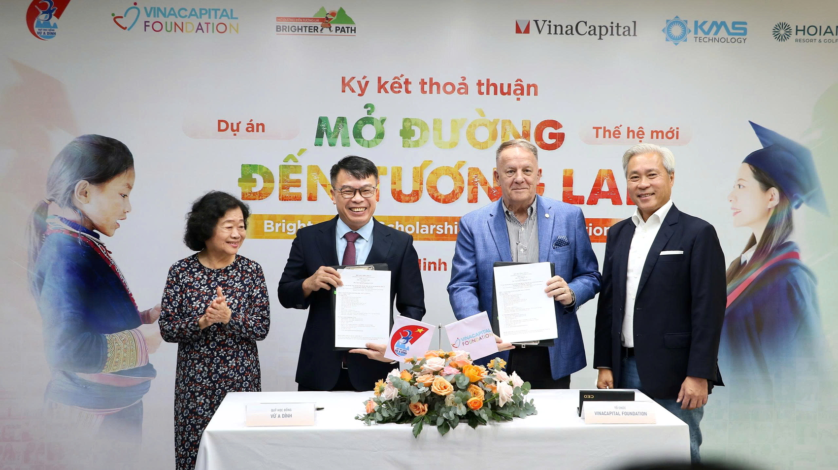 Đại diện quỹ học bổng Vừa A Dính và tổ chức VinaCapital Foundation ký kết biên bản hợp tác giai đoạn mới