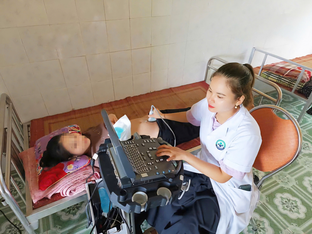 Nhiều phụ nữ ở xã Môn Sơn, tỉnh Nghệ An đến trạm y tế khám thai, sinh đẻ - Ảnh: Phan Ngọc