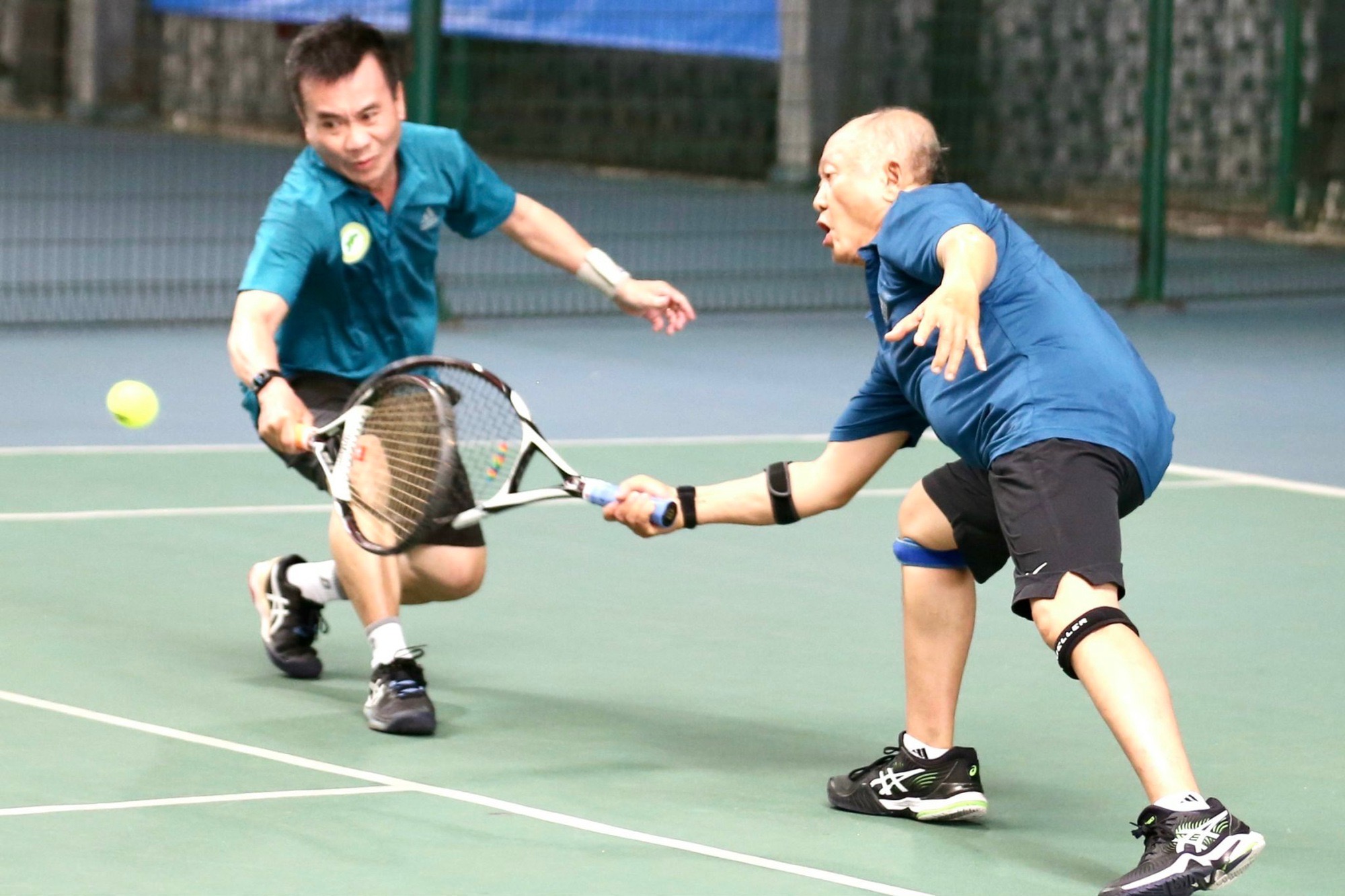 Quần vợt là môn thể thao mang tính đối kháng nhẹ, rất phù hợp với người ở độ tuổi U50 nếu chơi đúng kỹ thuật và chọn cường độ phù hợp. Môn này giúp vận động toàn thân, đặc biệt tăng cường sức mạnh cơ tay, cơ chân, phản xạ và sự linh hoạt - những yếu tố quan trọng để giữ gìn thể lực khi bước vào tuổi trung niên. Ngoài ra, việc phải liên tục di chuyển và tập trung đánh bóng còn giúp rèn luyện trí não, cải thiện sự nhanh nhạy và tỉnh táo.