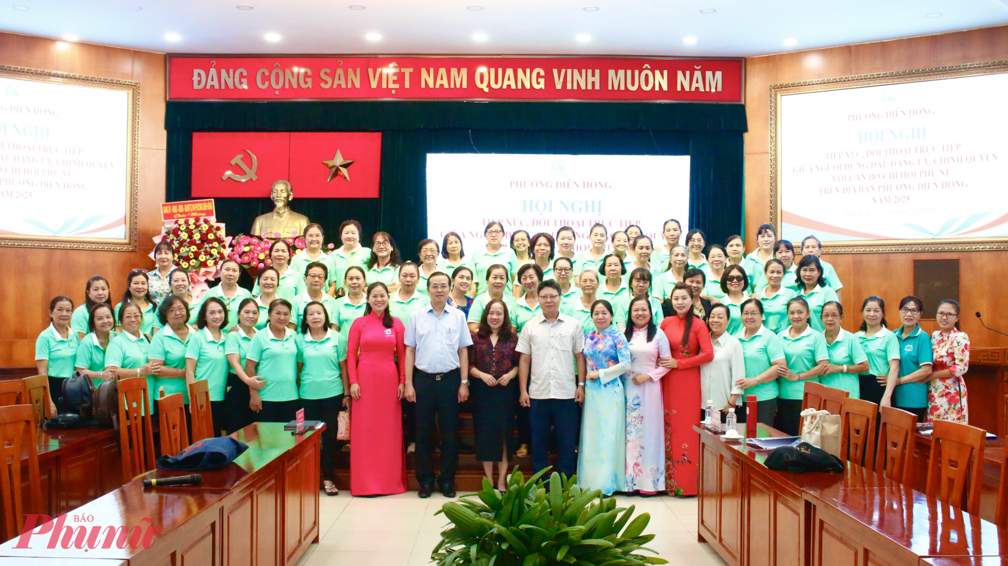Lãnh đạo phường Diên Hồng chụp hình cùng các đại biểu